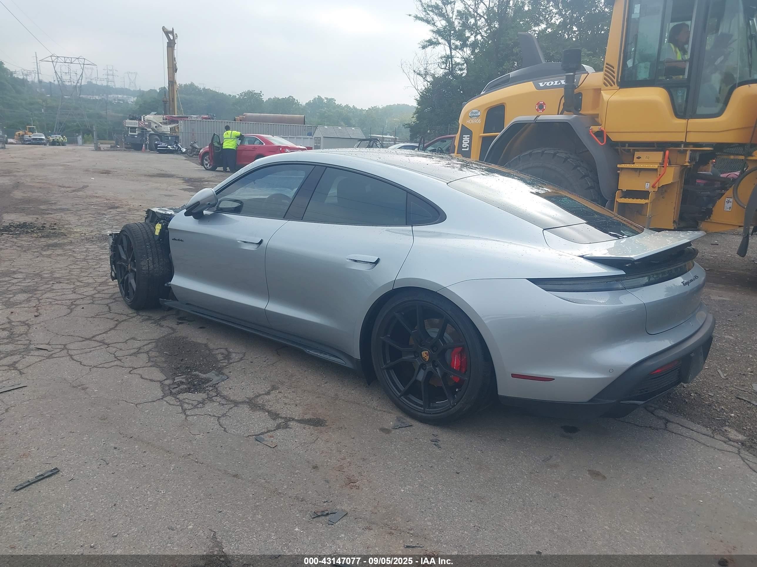 PORSCHE TAYCAN image 3
