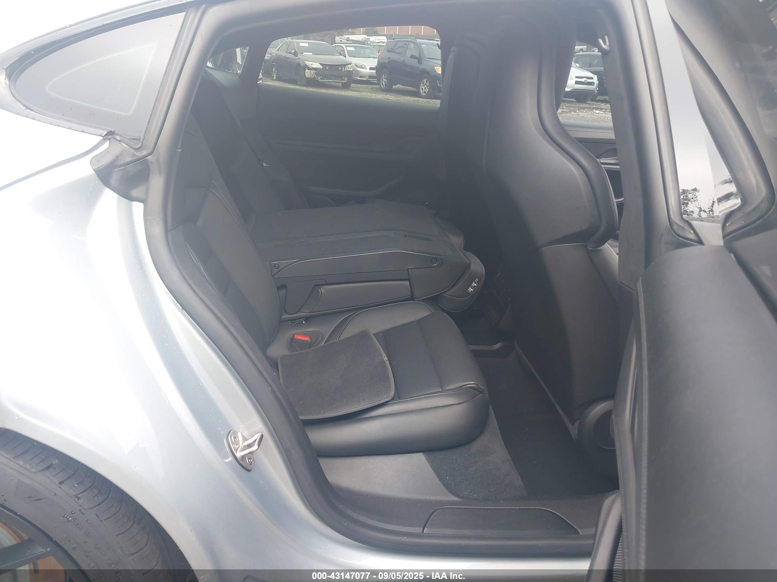 PORSCHE TAYCAN image 8