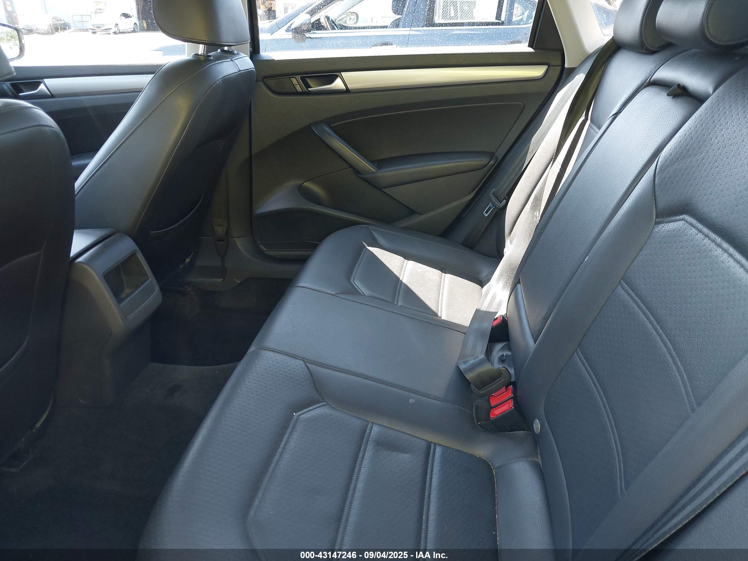 VOLKSWAGEN PASSAT image 8