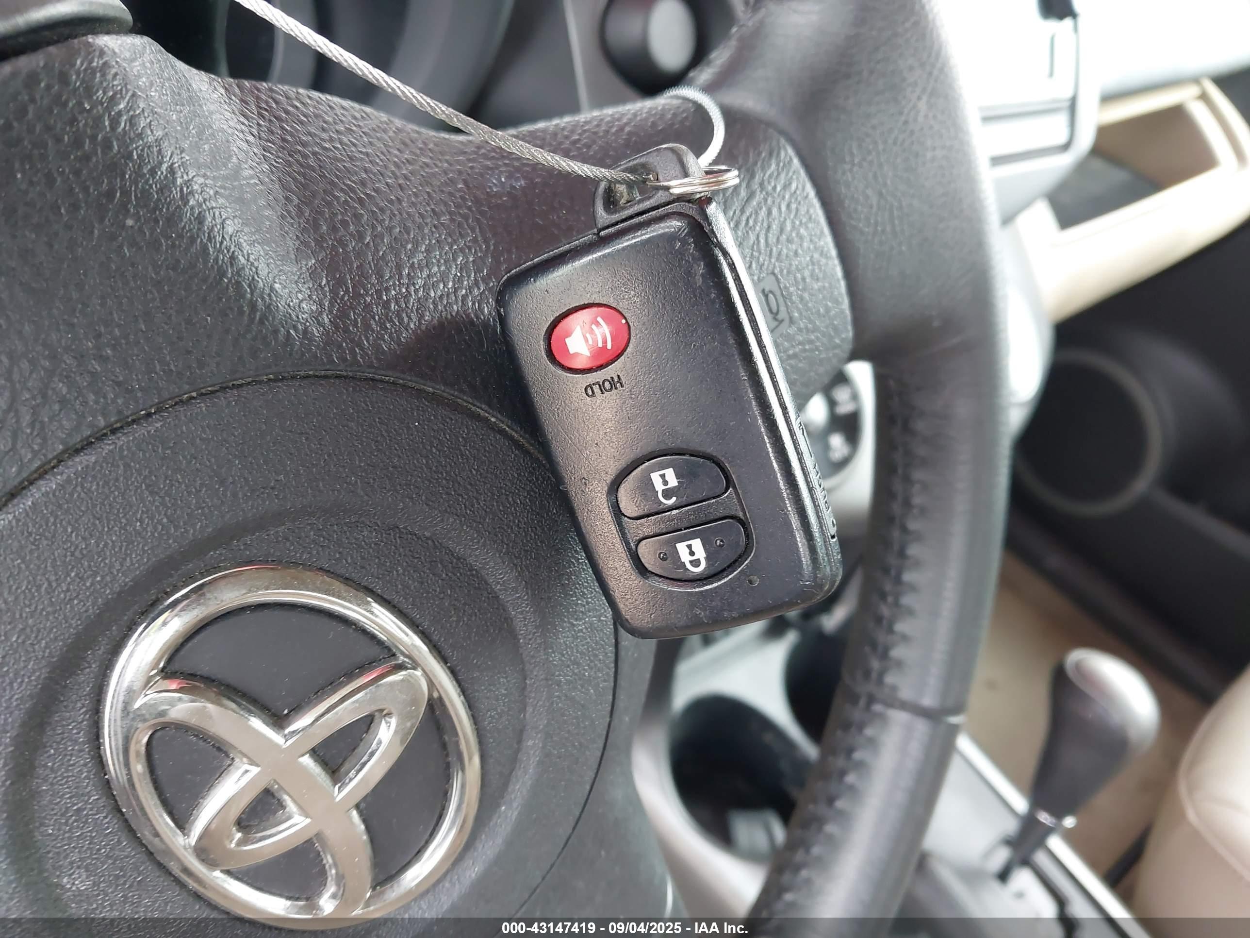 TOYOTA RAV4 image 11