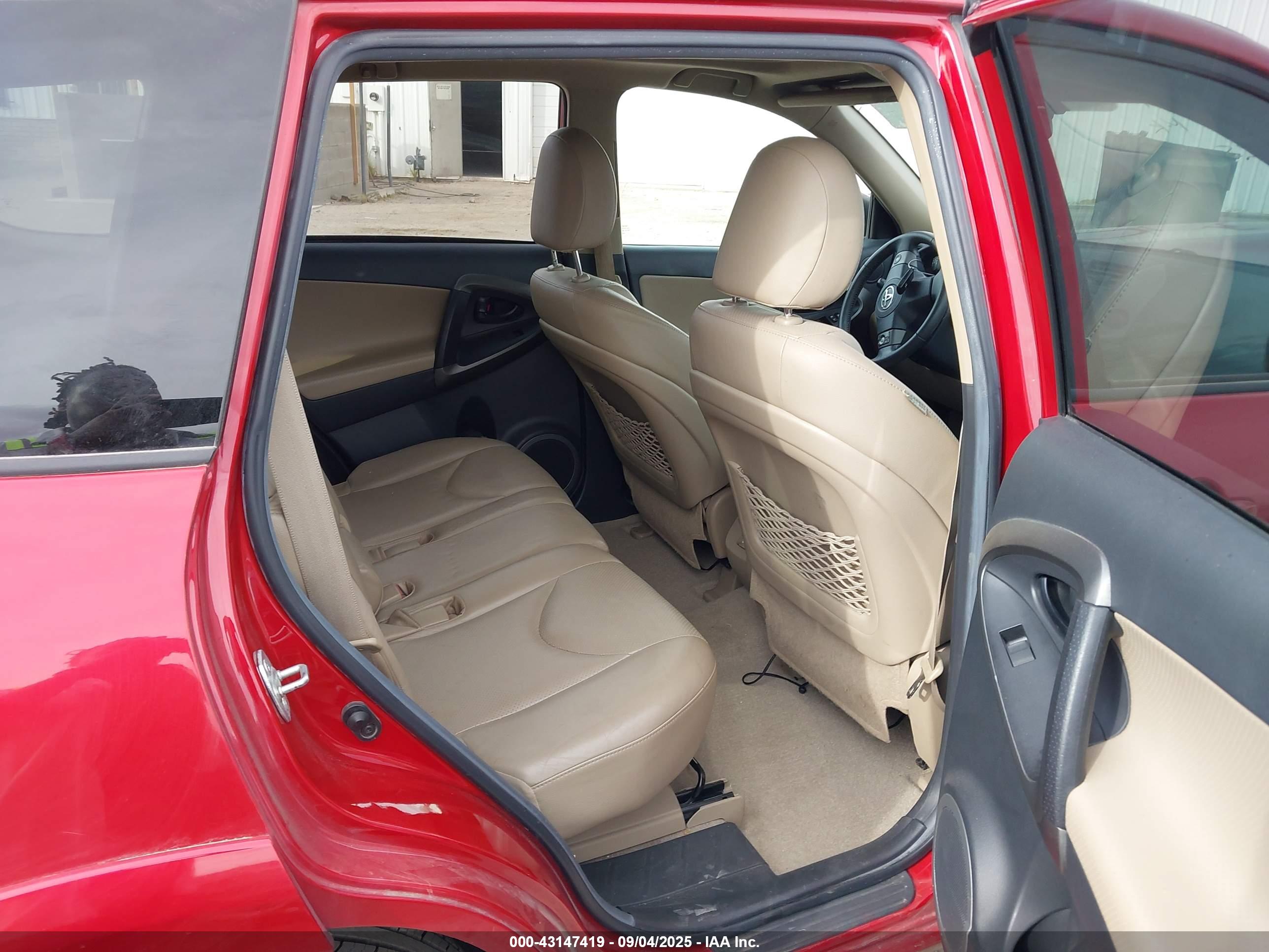 TOYOTA RAV4 image 8