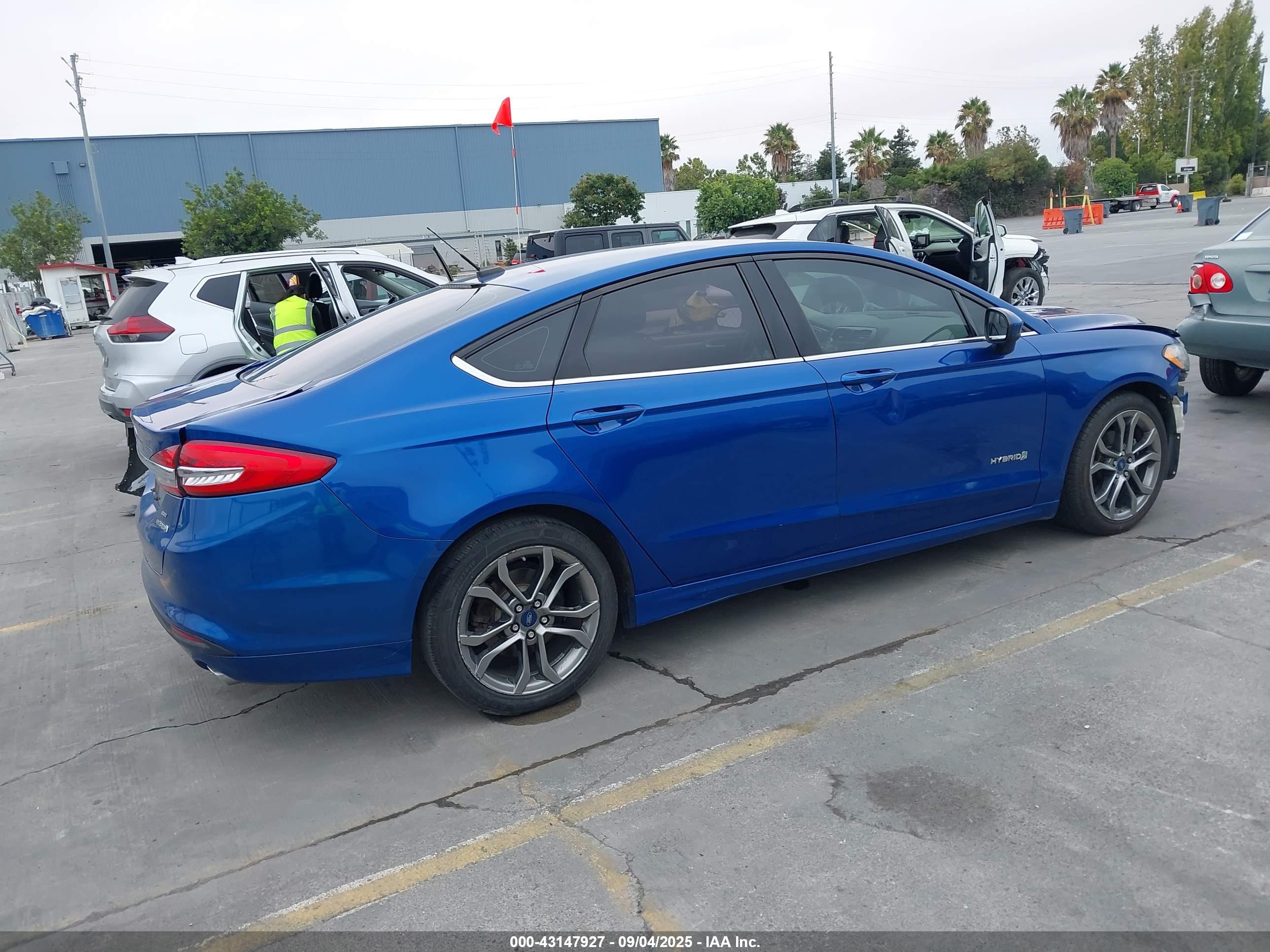 FORD FUSION image 4