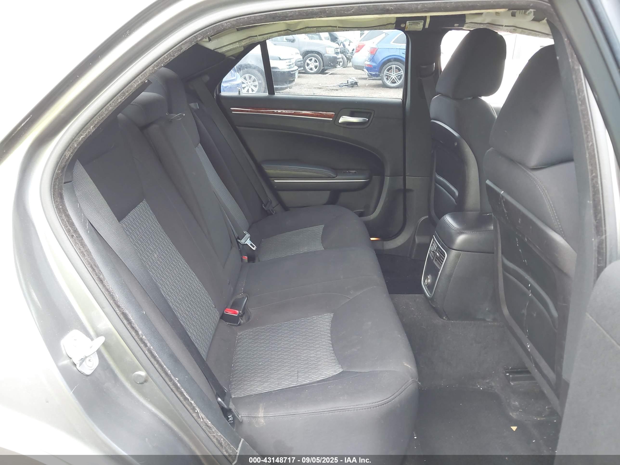 CHRYSLER 300 image 8