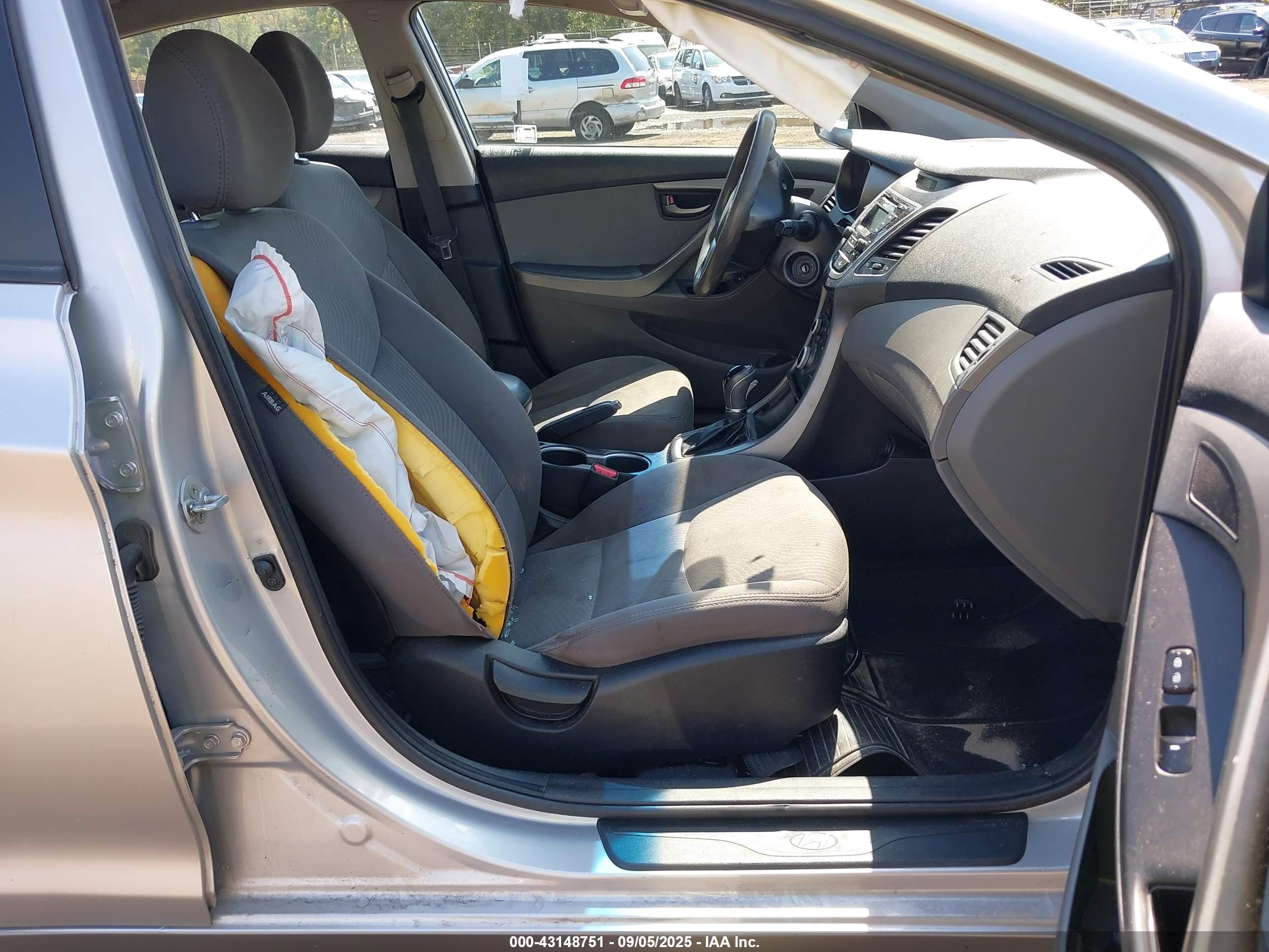 HYUNDAI ELANTRA image 5