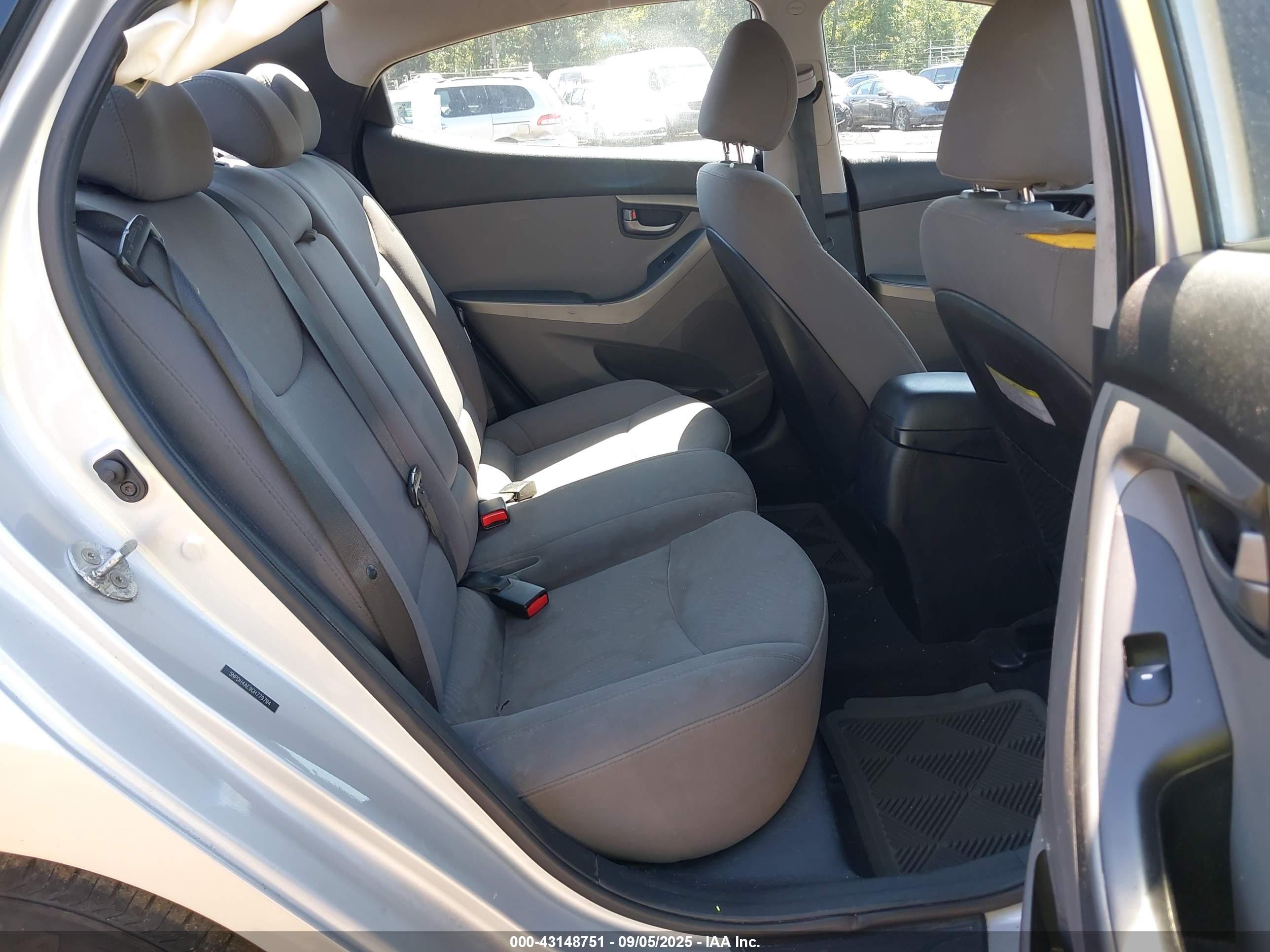 HYUNDAI ELANTRA image 8