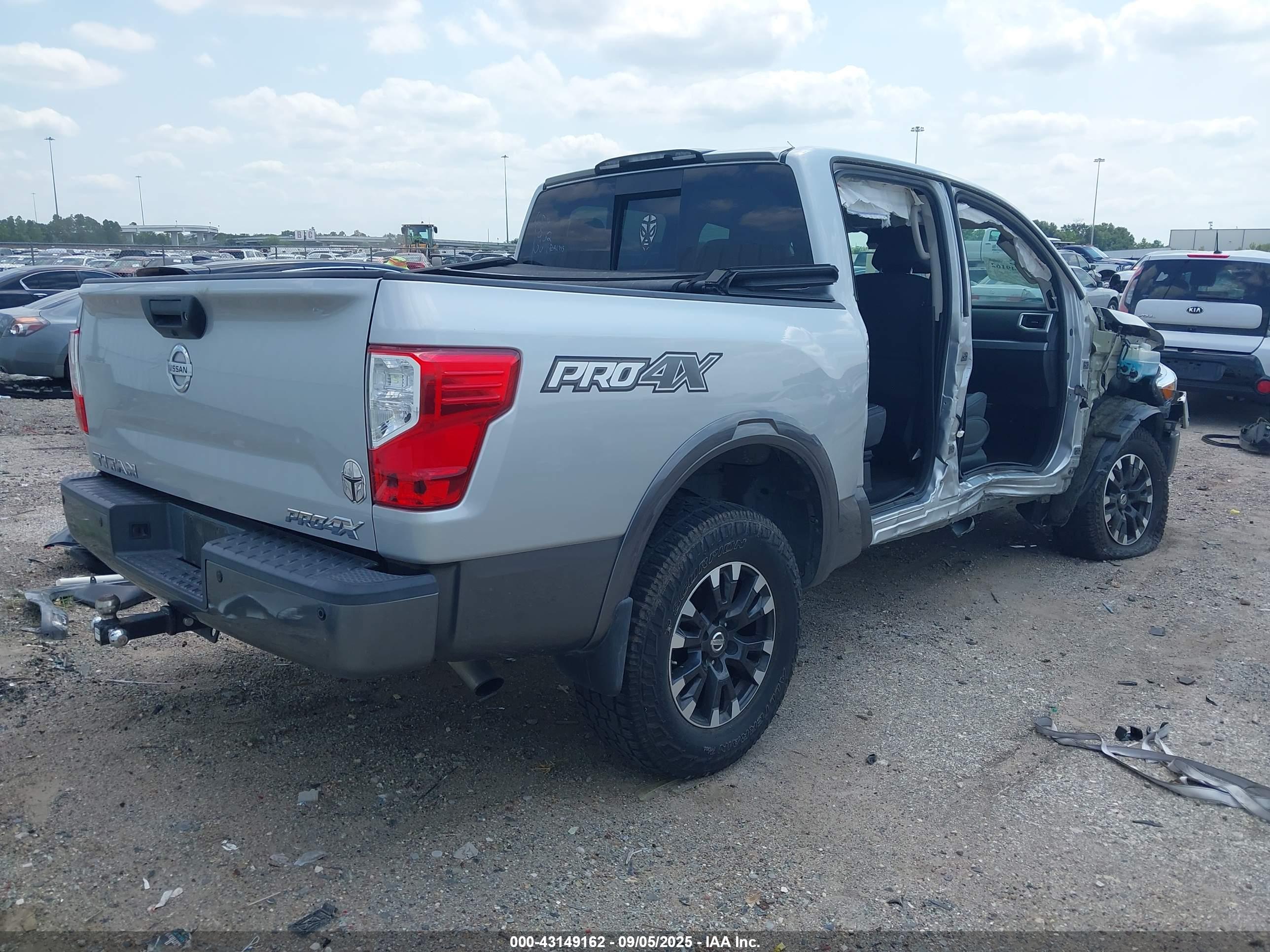 NISSAN TITAN image 4