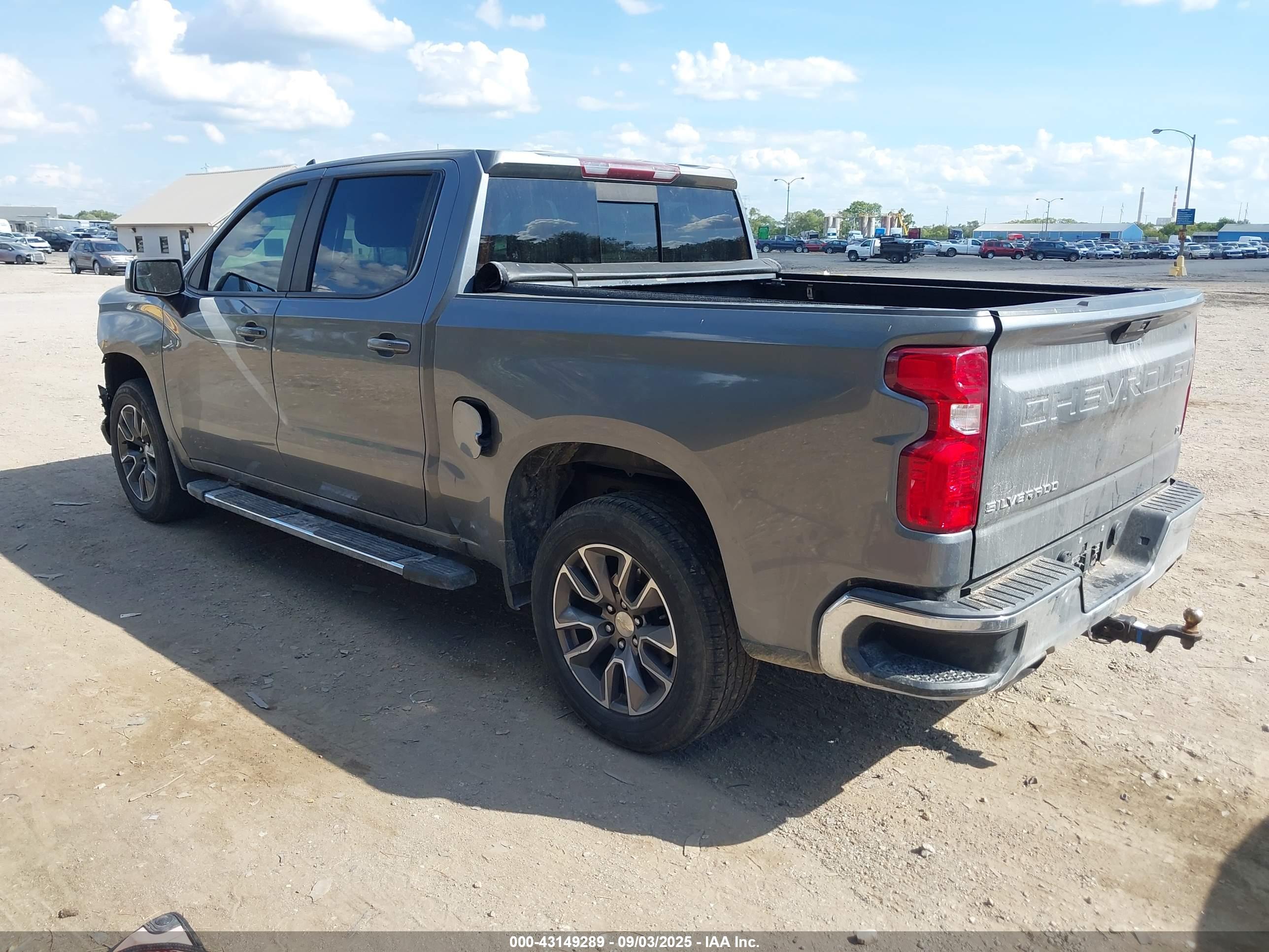 CHEVROLET SILVERADO image 3