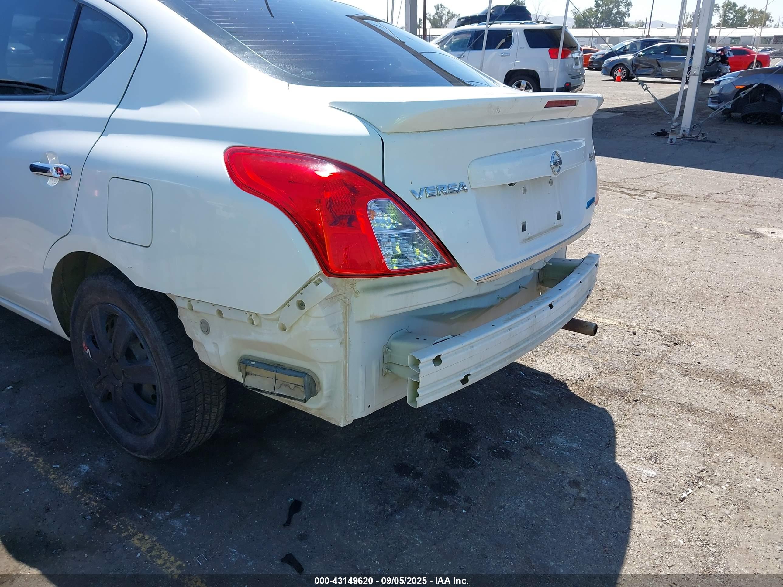 NISSAN VERSA image 6