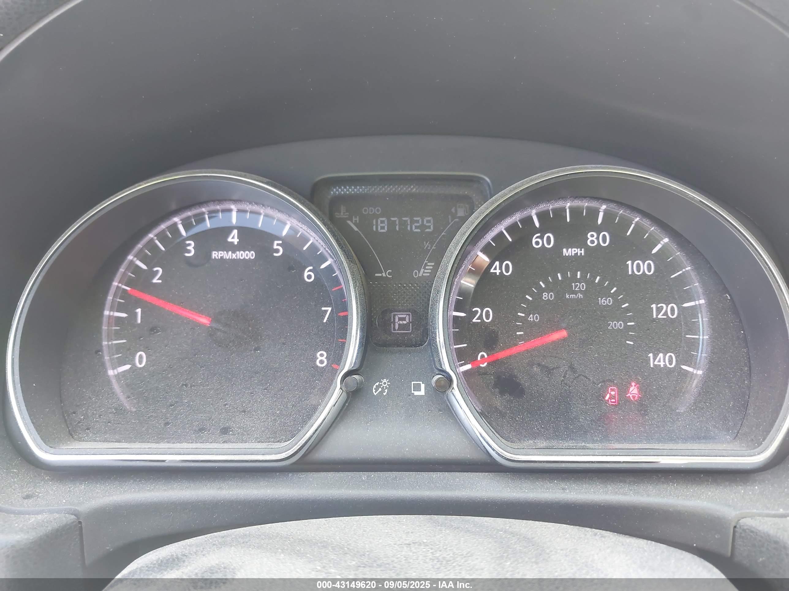 NISSAN VERSA image 7