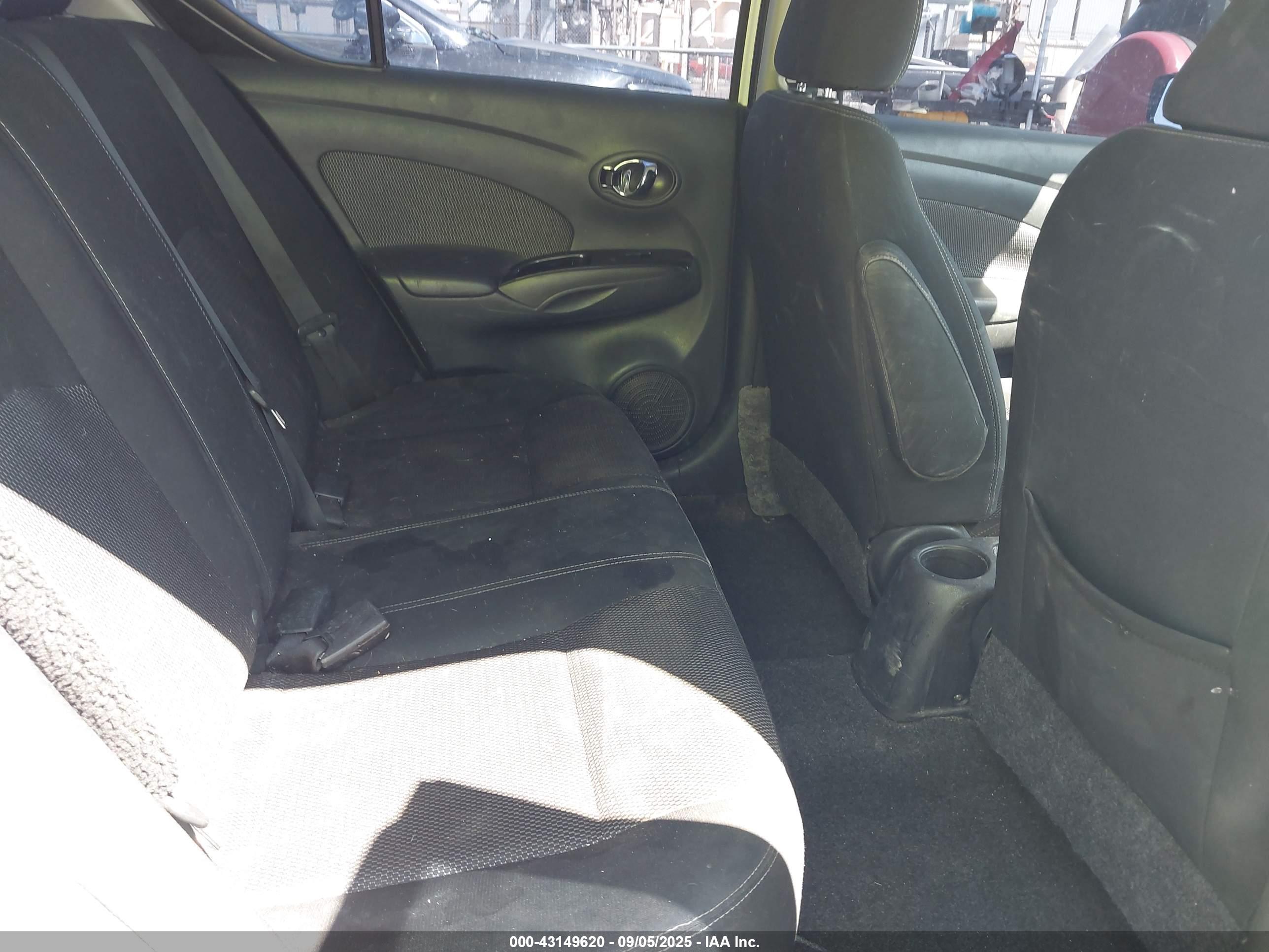 NISSAN VERSA image 8