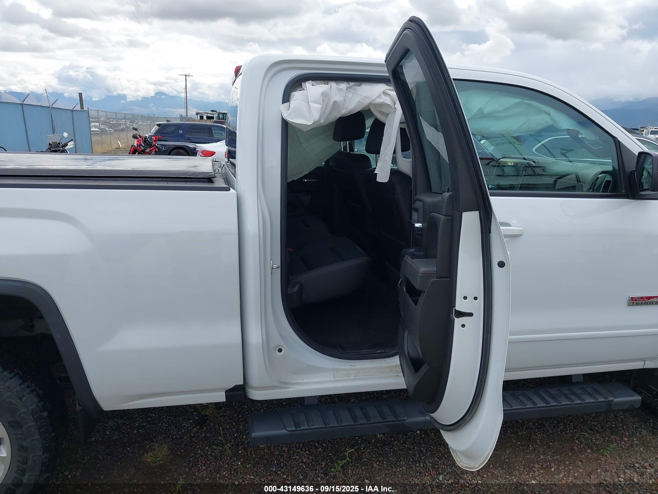 GMC SIERRA image 8