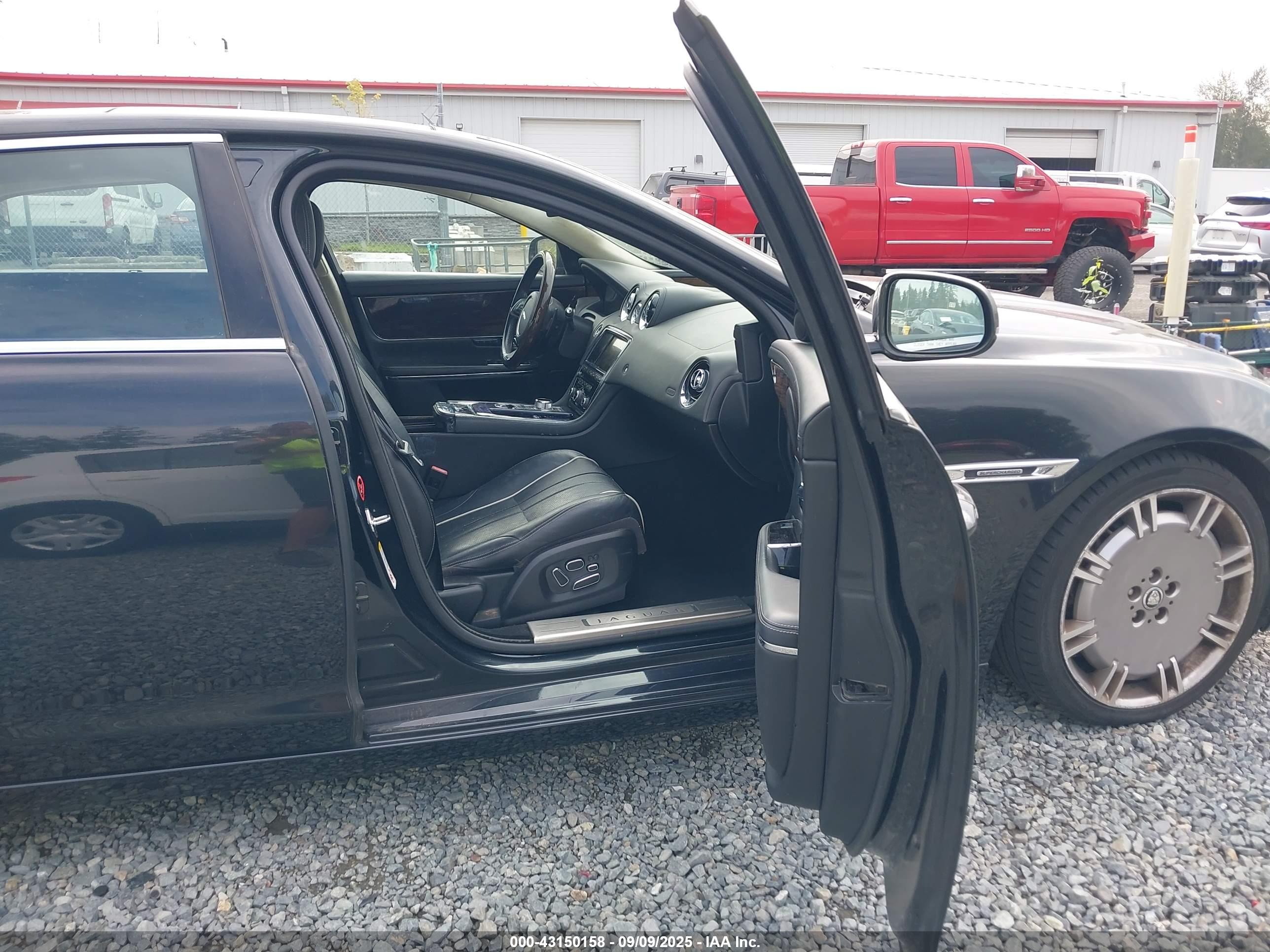 JAGUAR XJ image 5