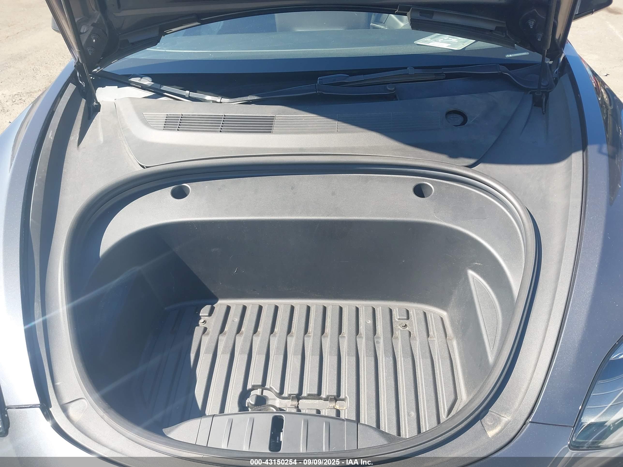 TESLA MODEL image 10