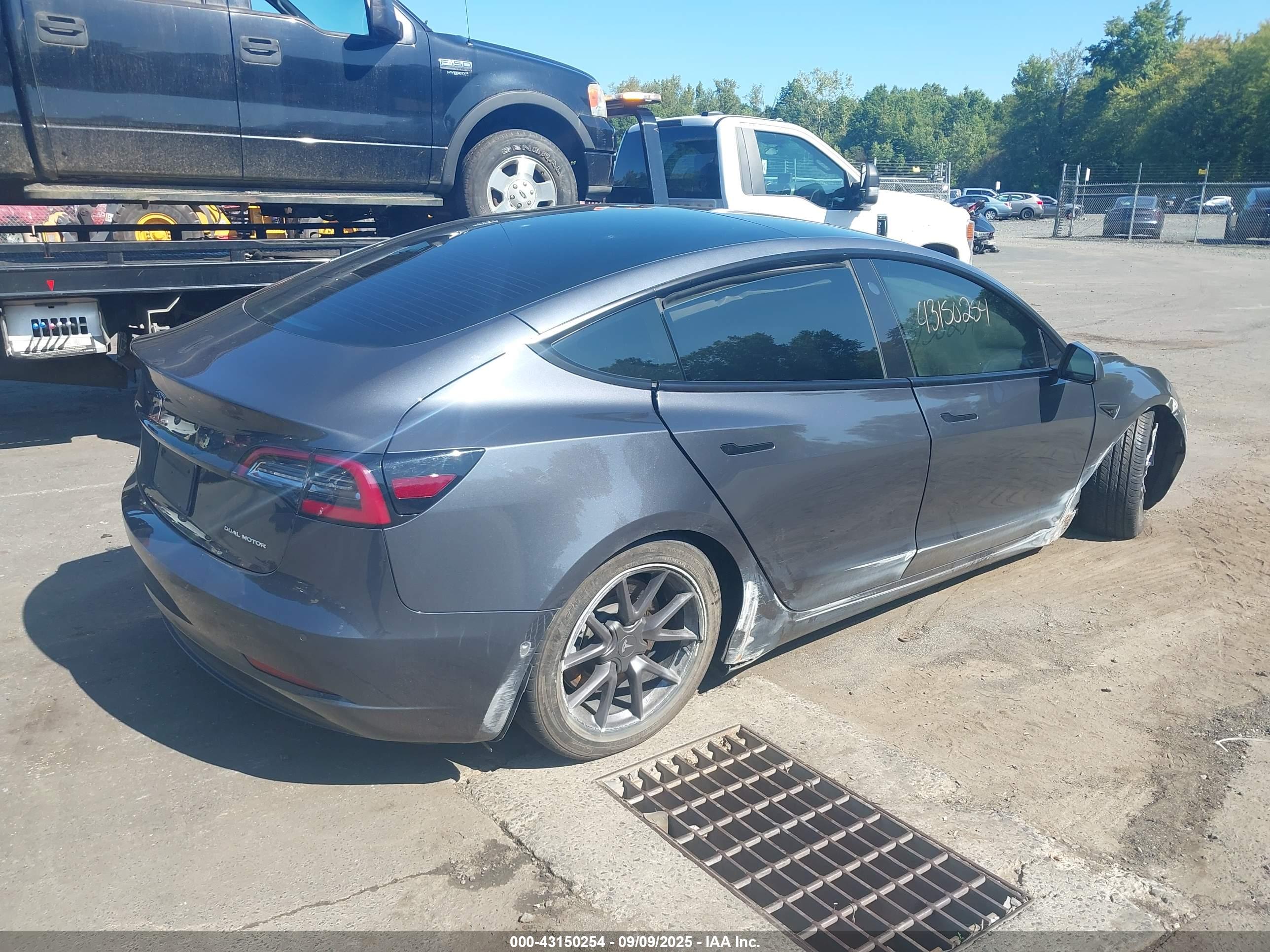 TESLA MODEL image 4
