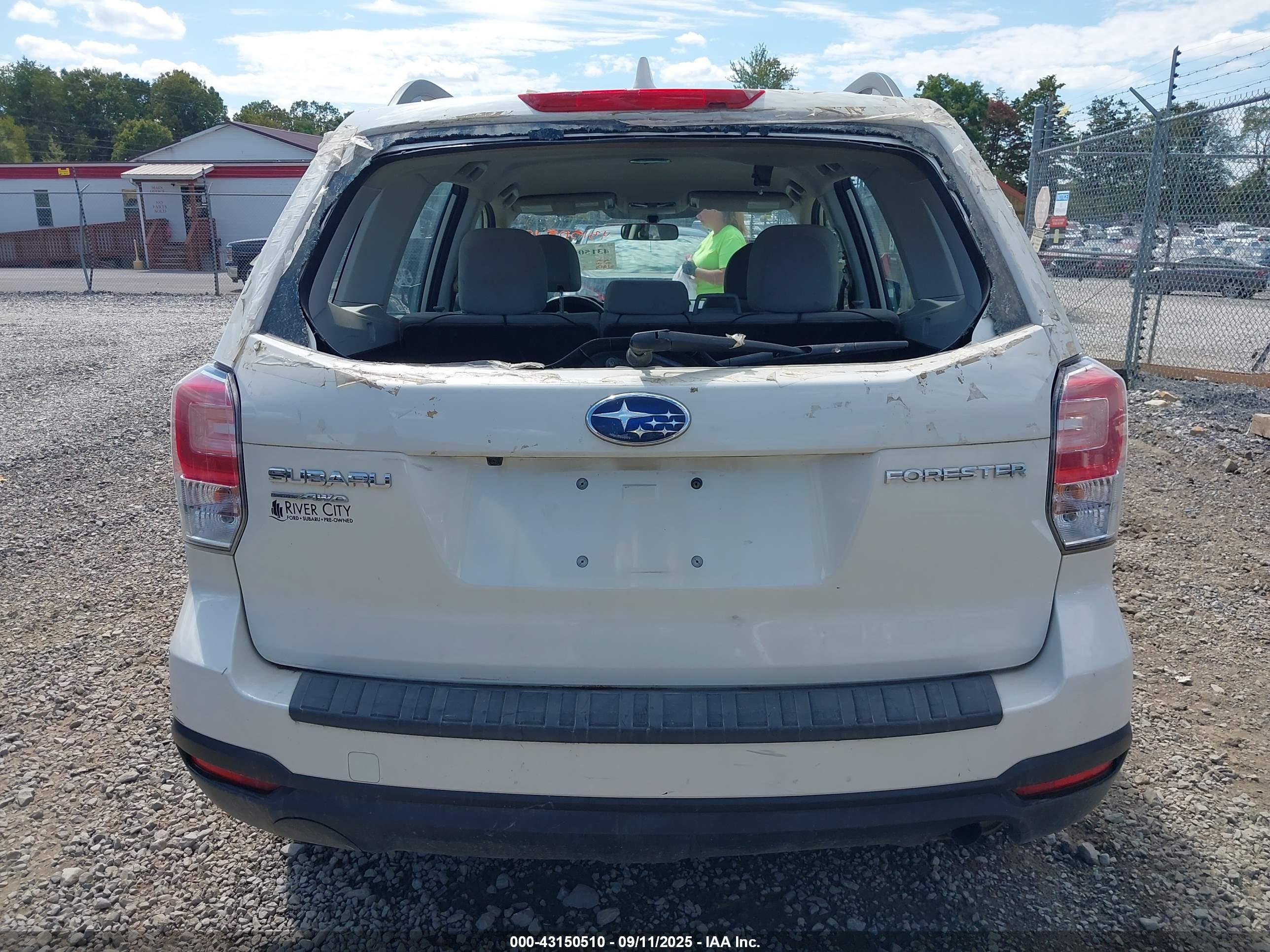 SUBARU FORESTER image 6