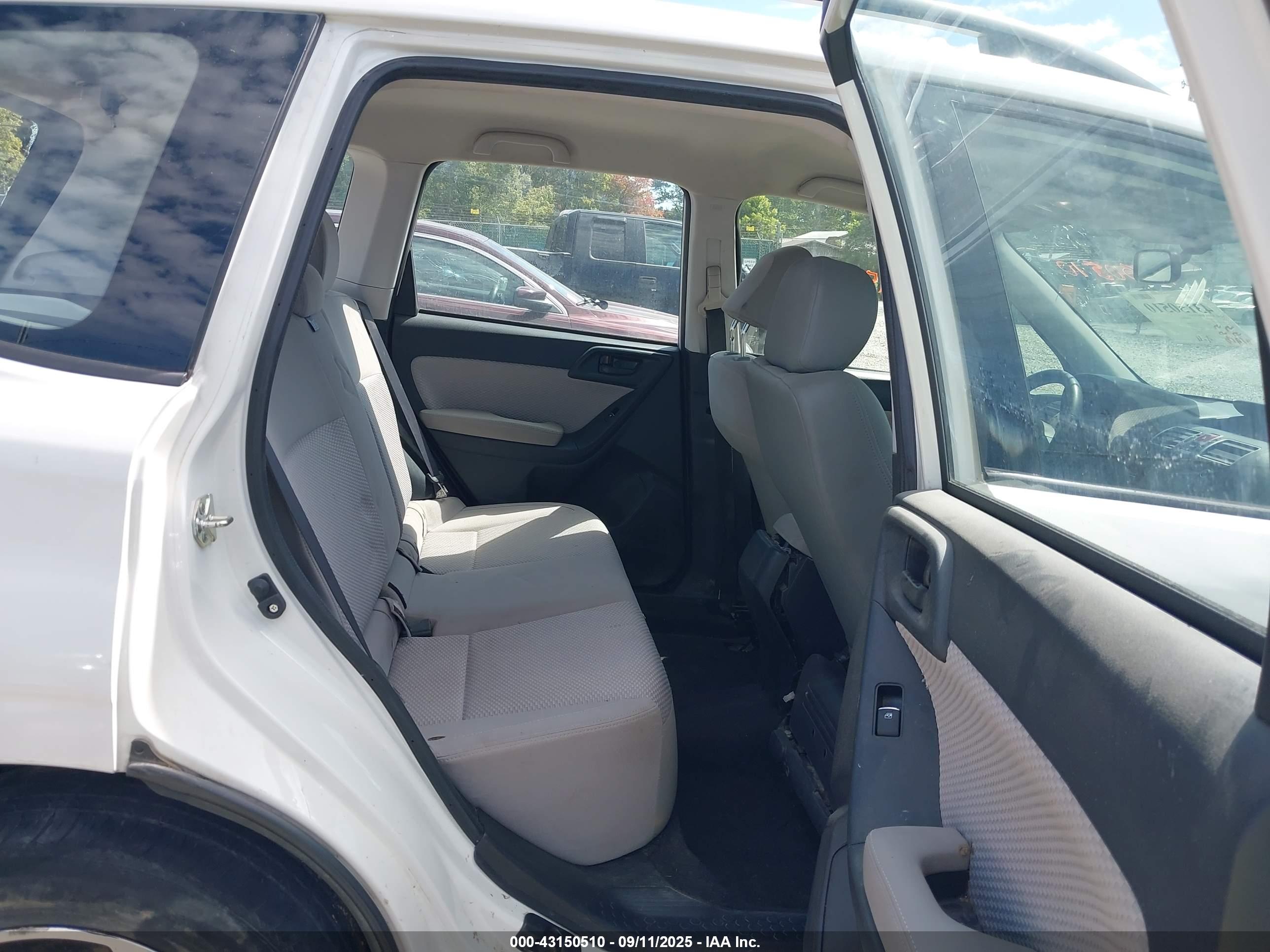 SUBARU FORESTER image 8