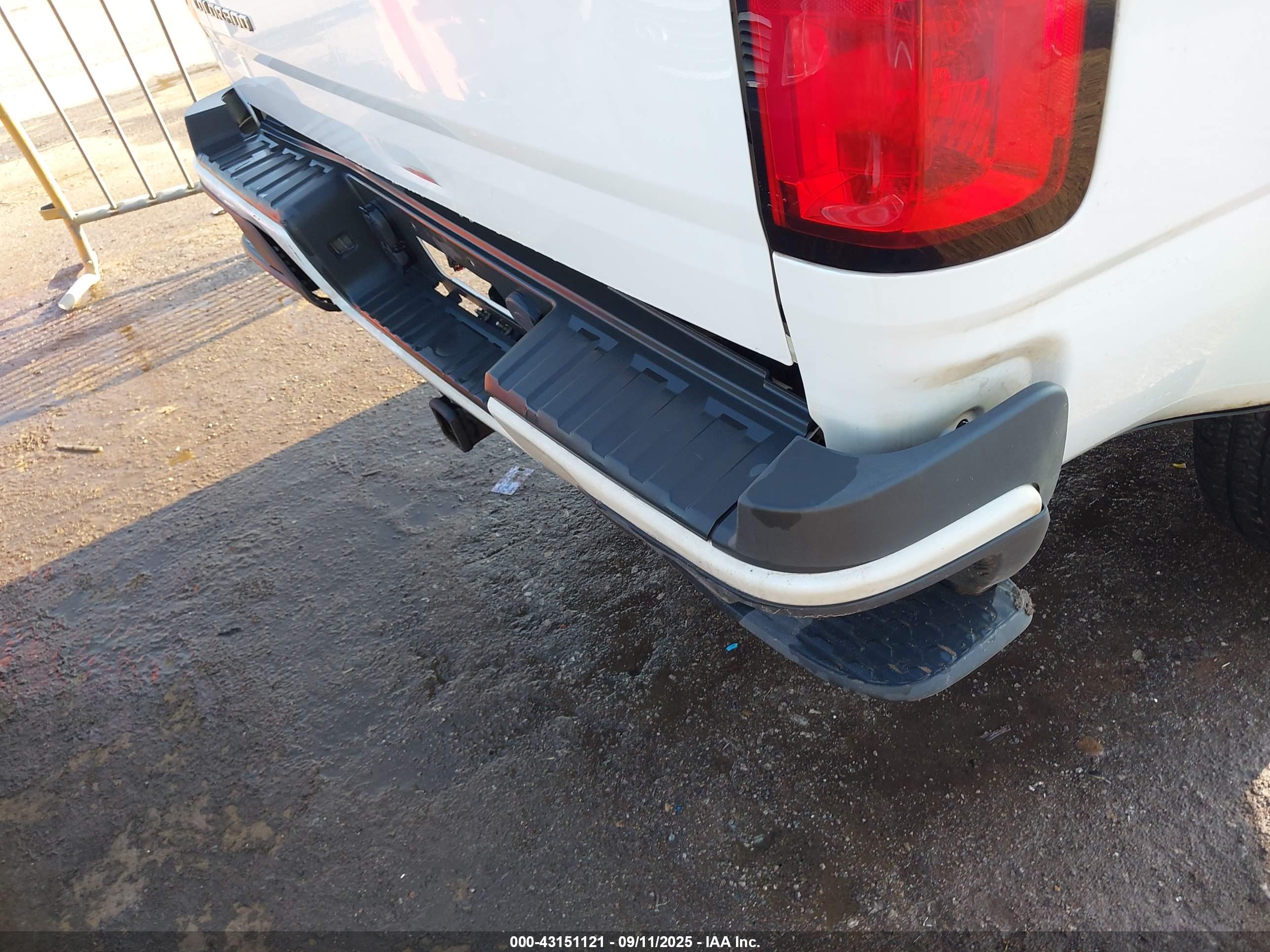 CHEVROLET COLORADO image 6