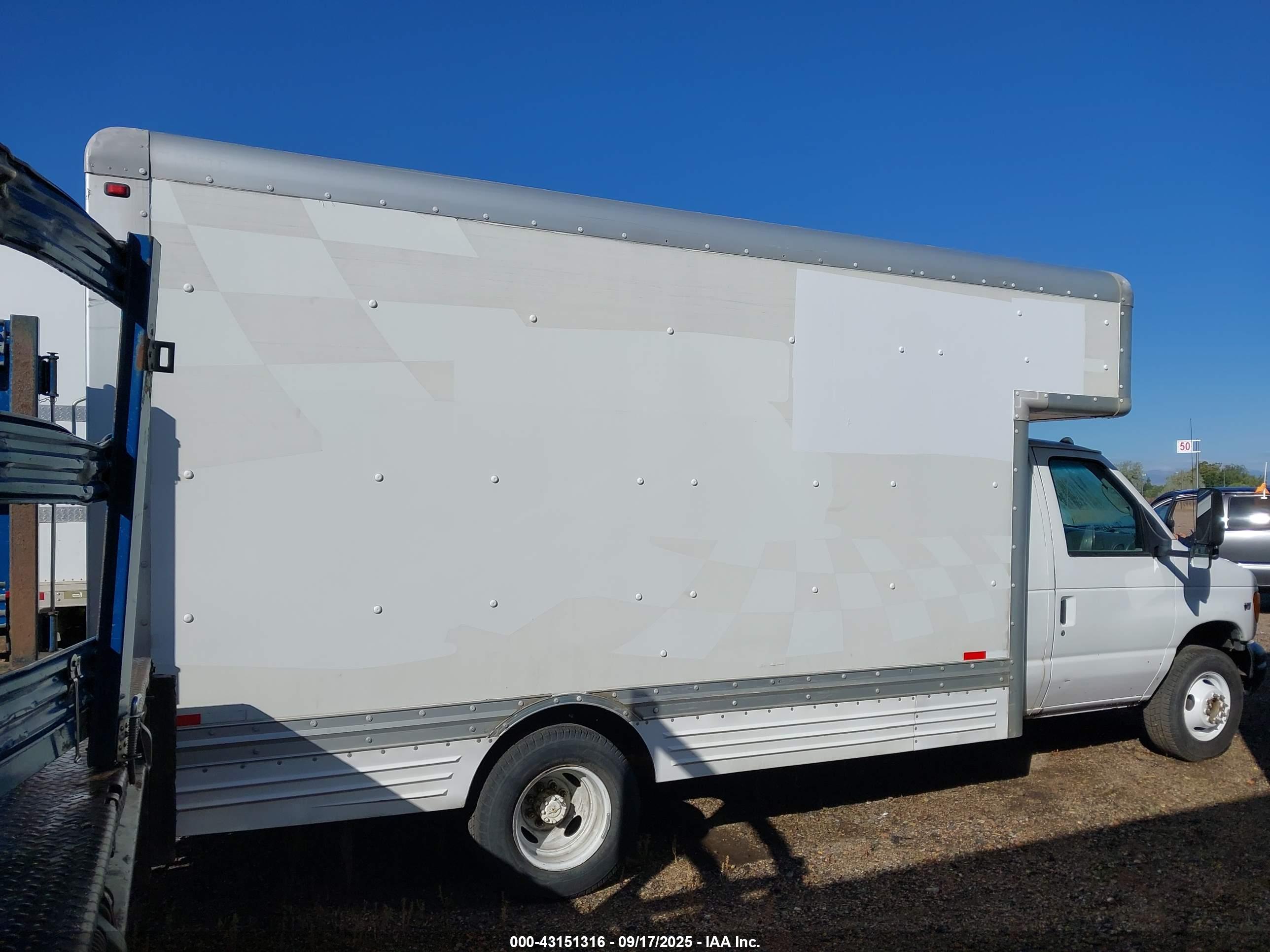 FORD E-450 image 4