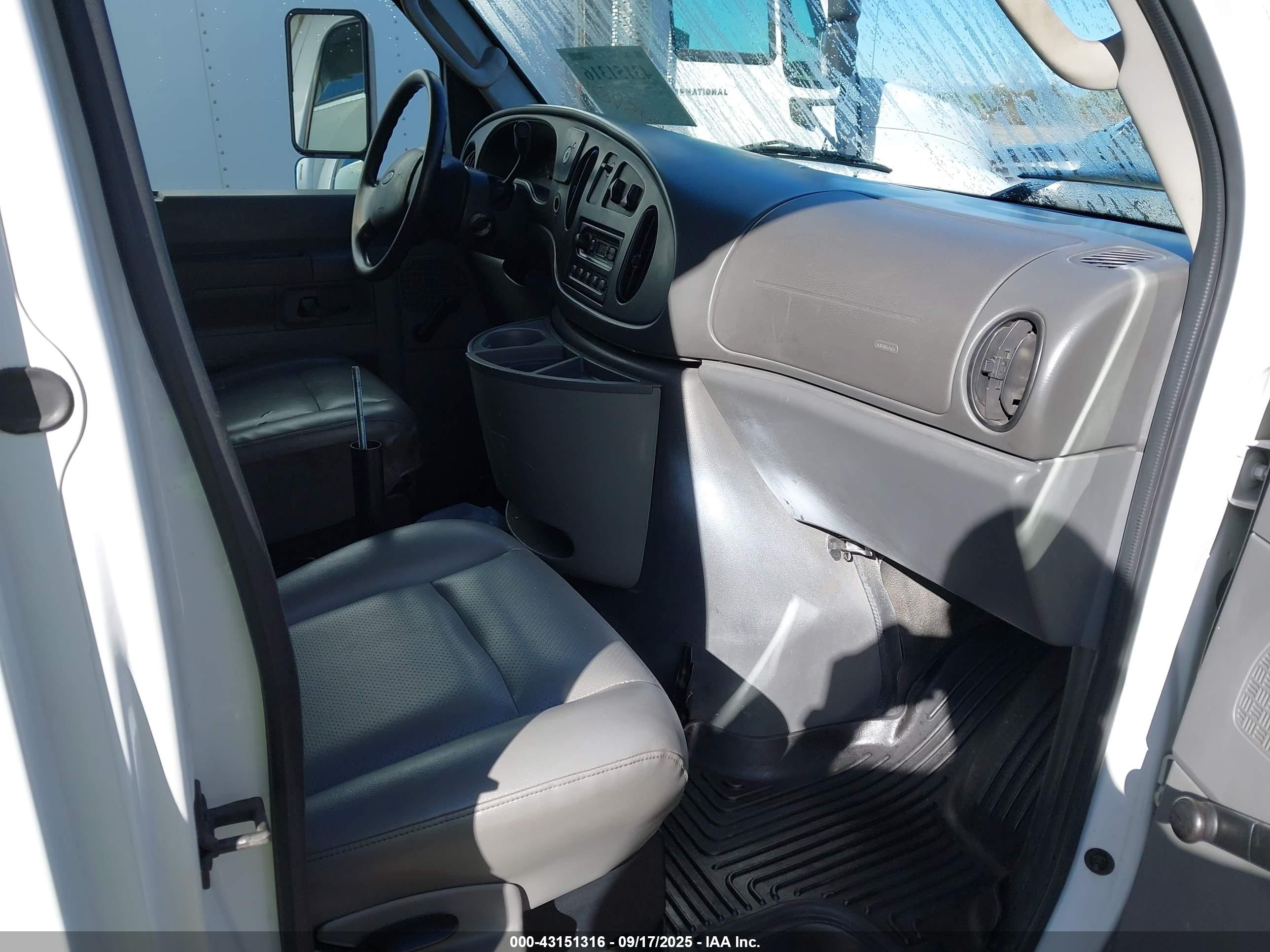 FORD E-450 image 8