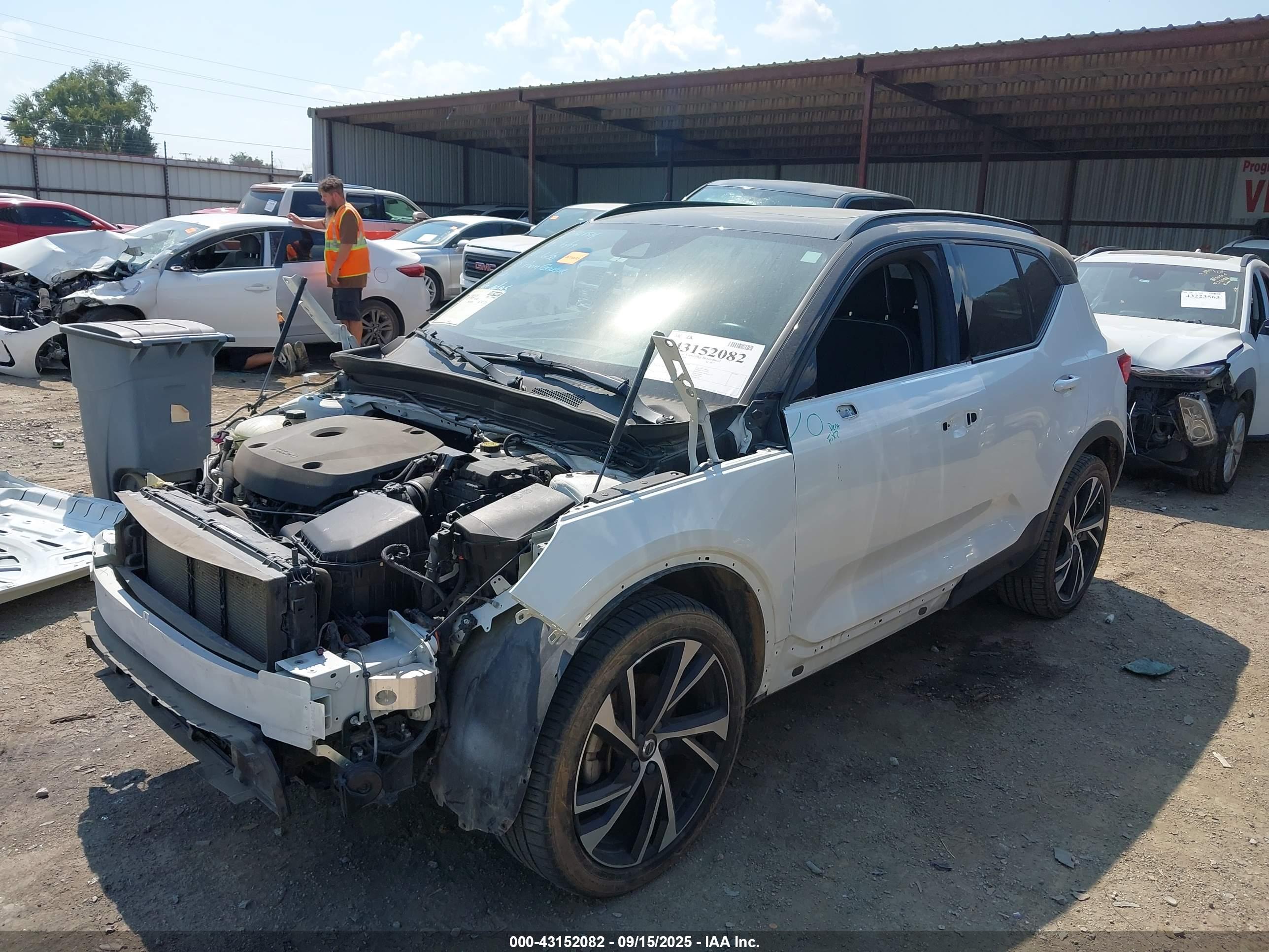 VOLVO XC40 image 2