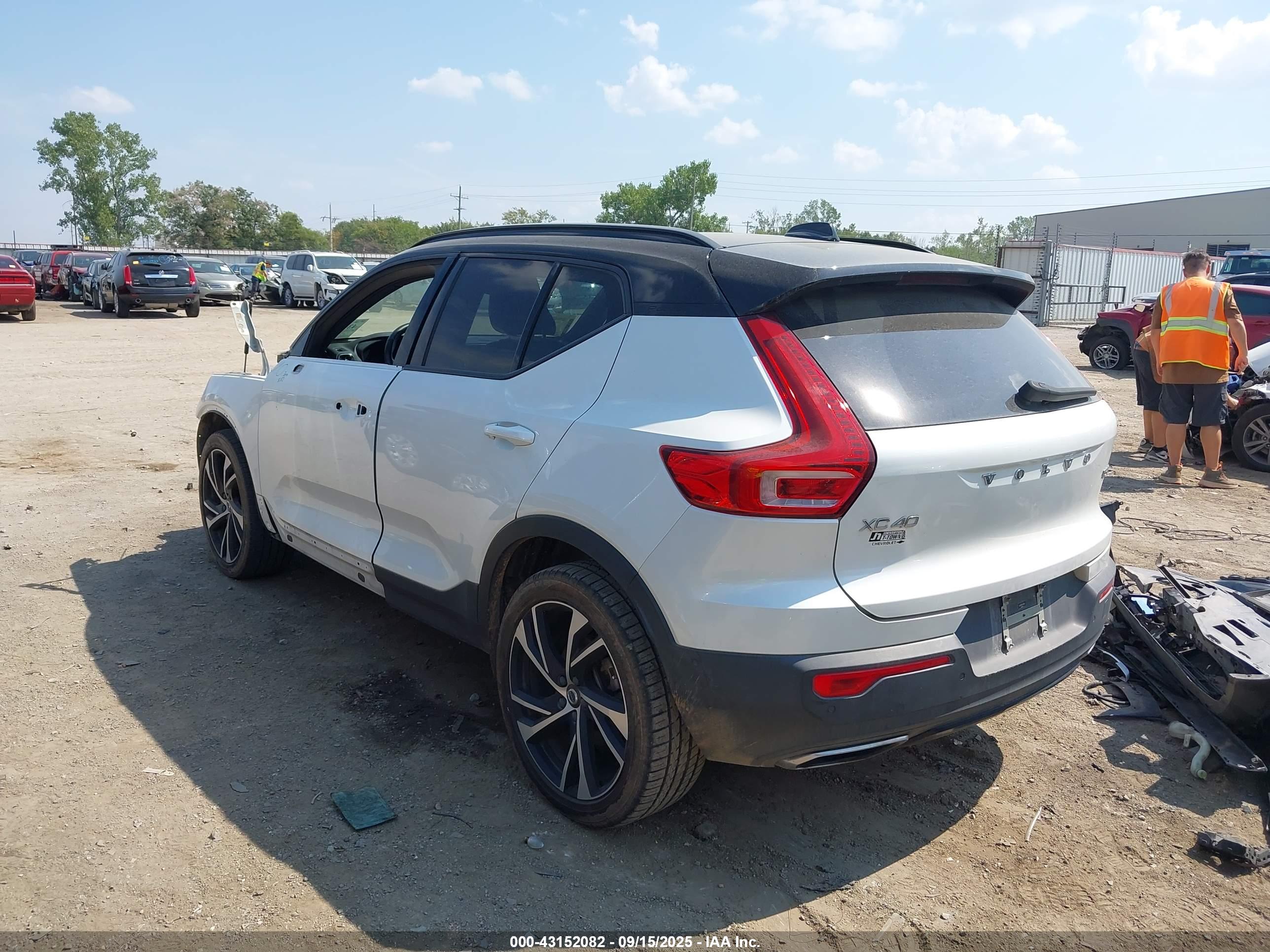 VOLVO XC40 image 3