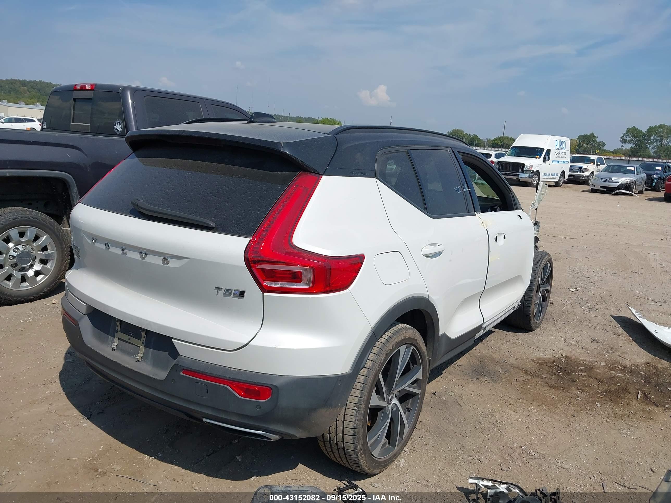 VOLVO XC40 image 4