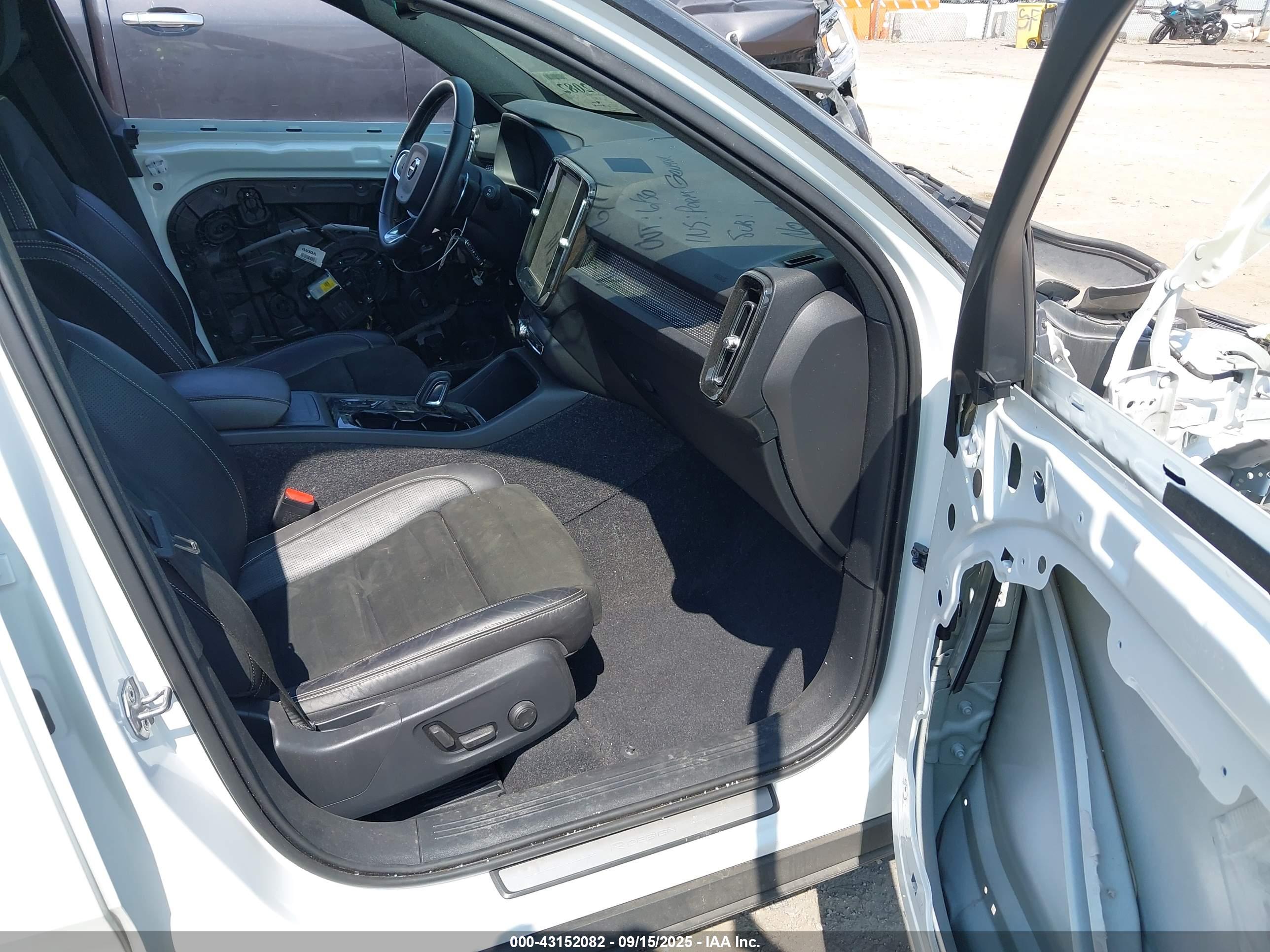 VOLVO XC40 image 5