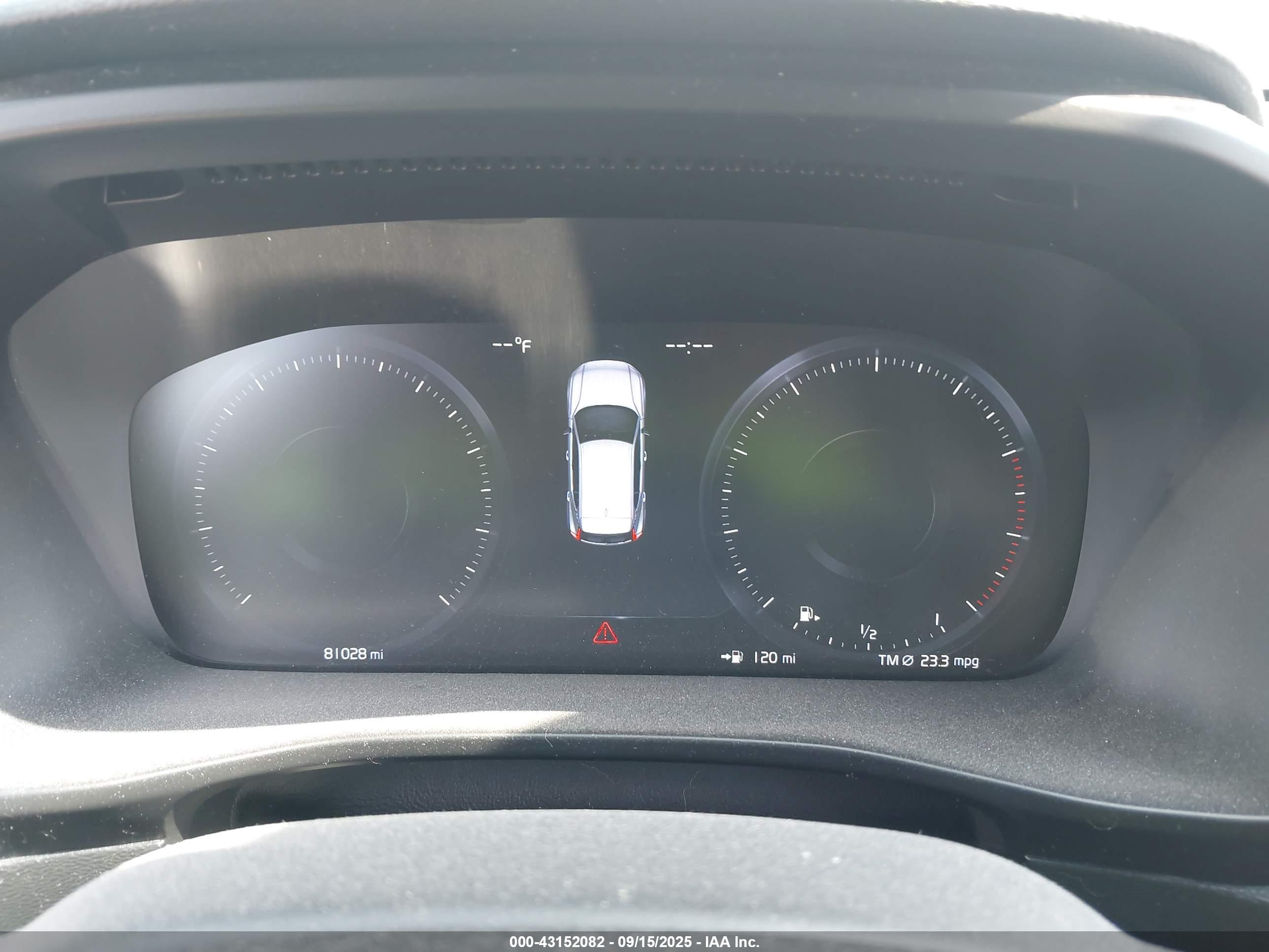 VOLVO XC40 image 7