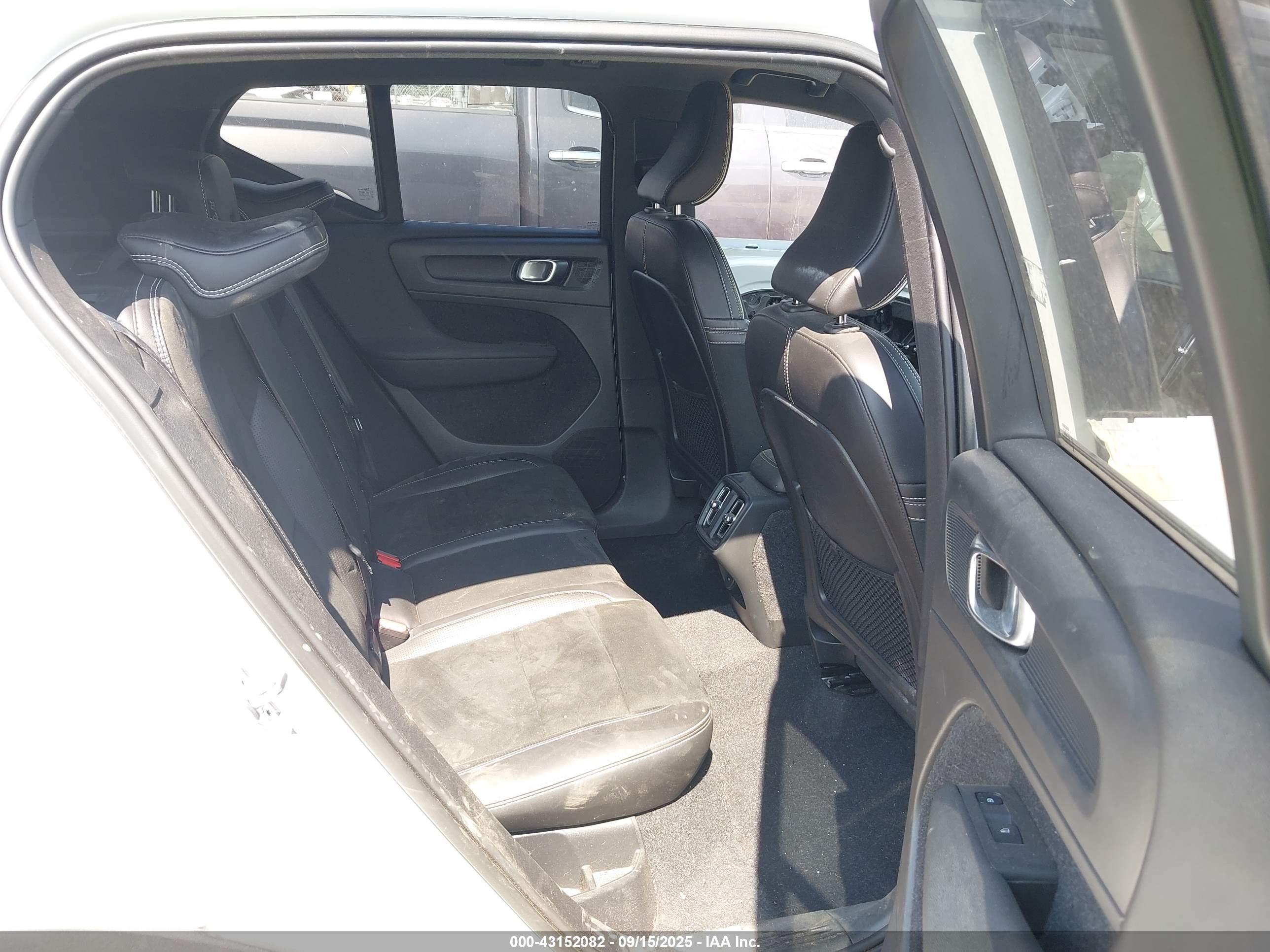VOLVO XC40 image 8