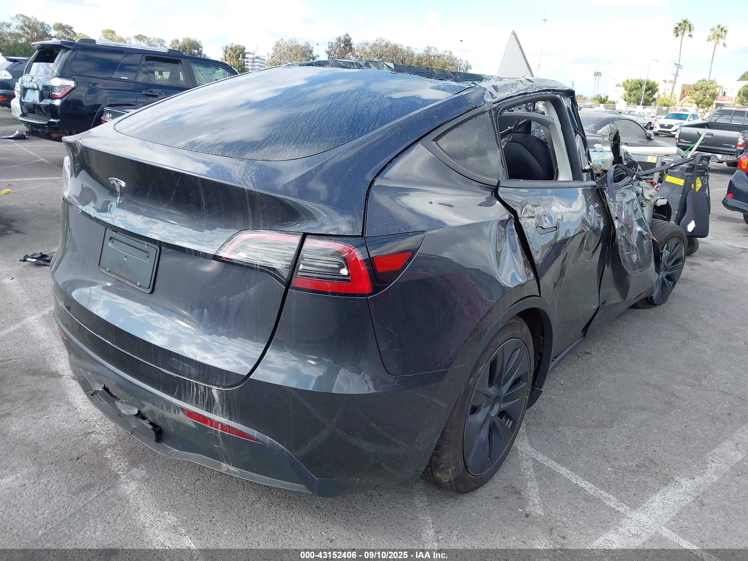 TESLA MODEL image 4