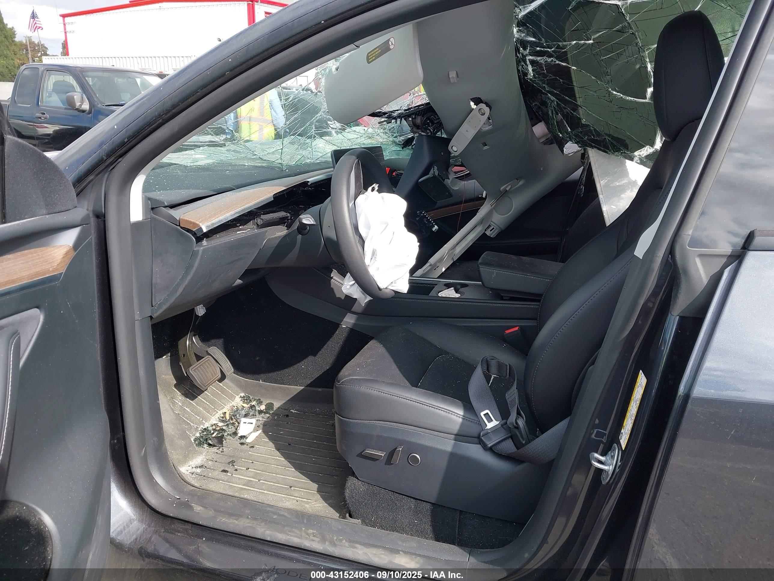 TESLA MODEL image 5