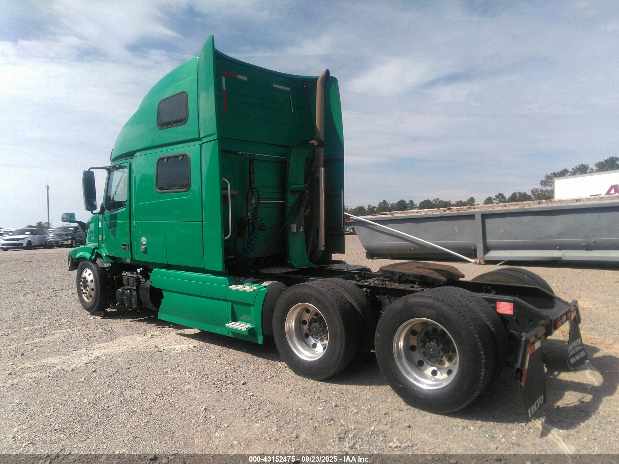 VOLVO VN image 3