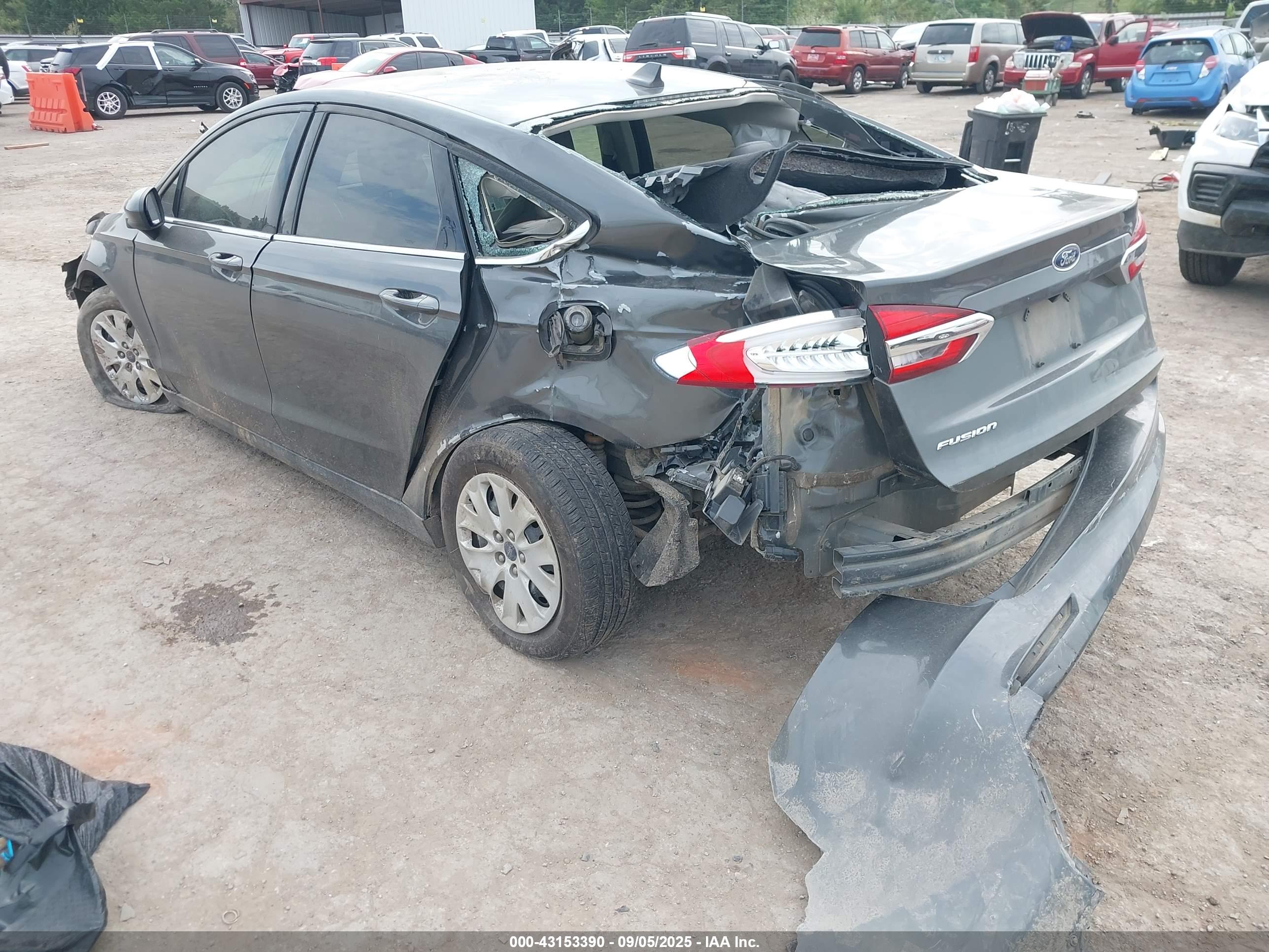 FORD FUSION image 3