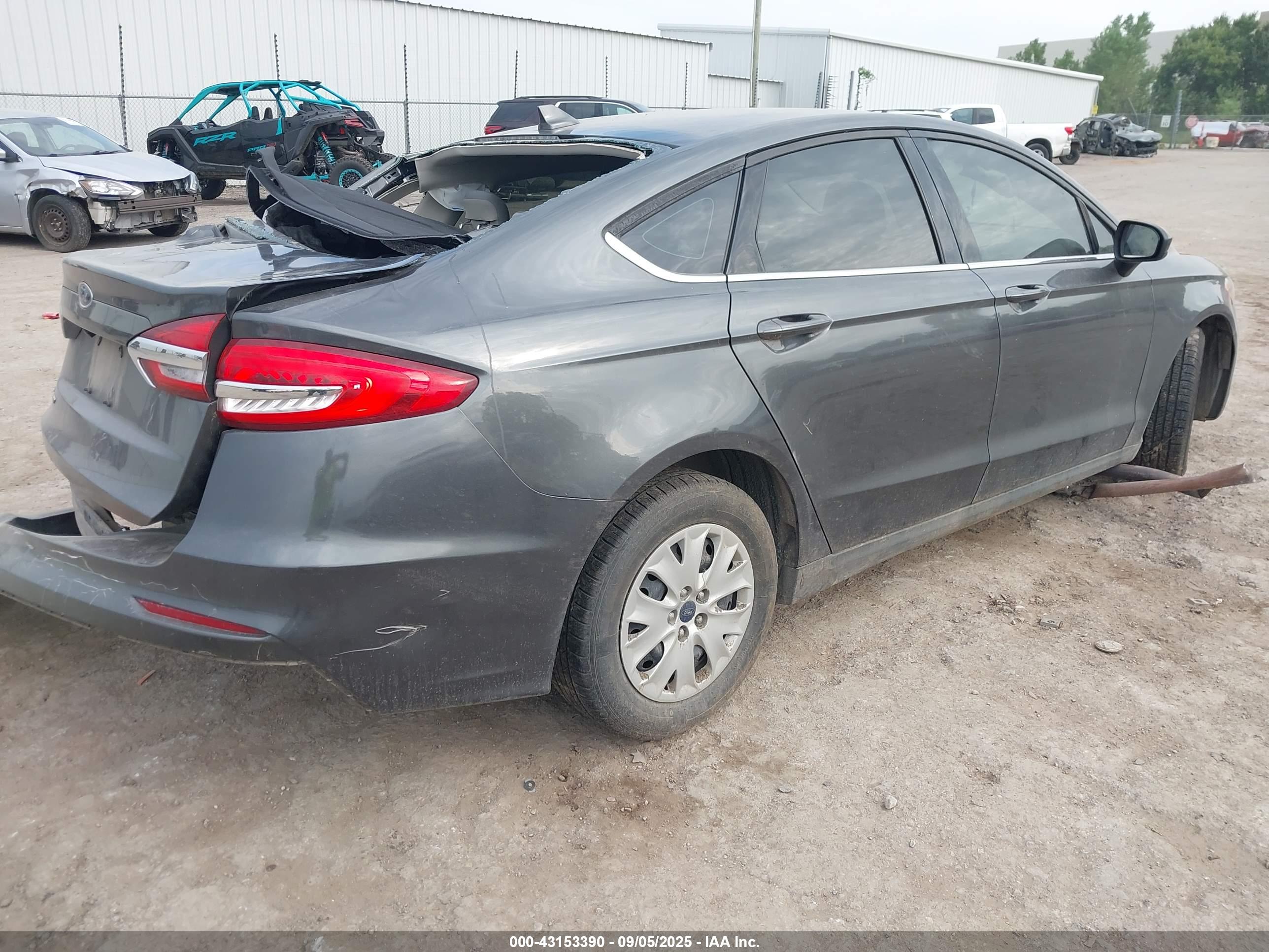 FORD FUSION image 4
