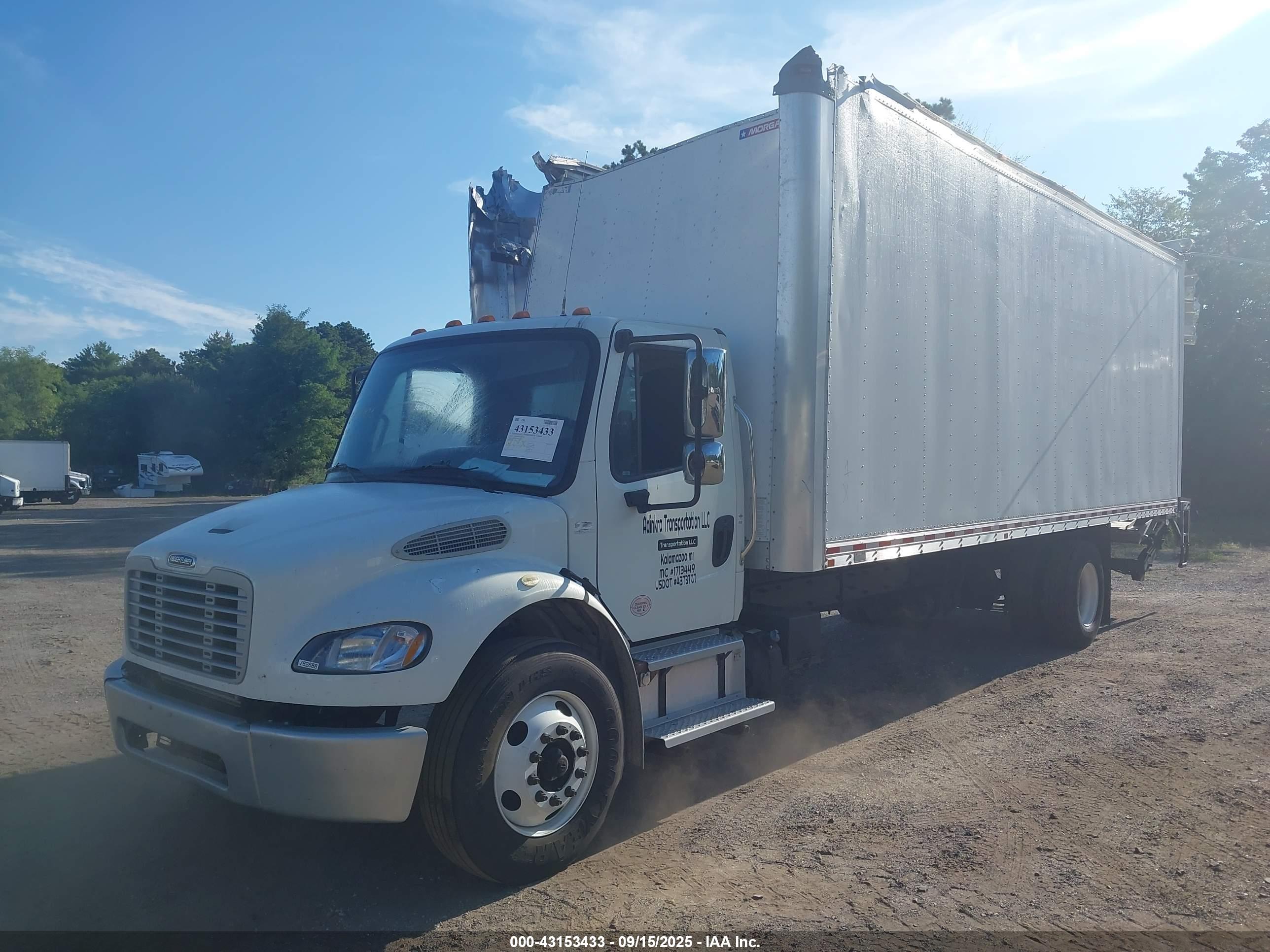 FREIGHTLINER M2 image 2
