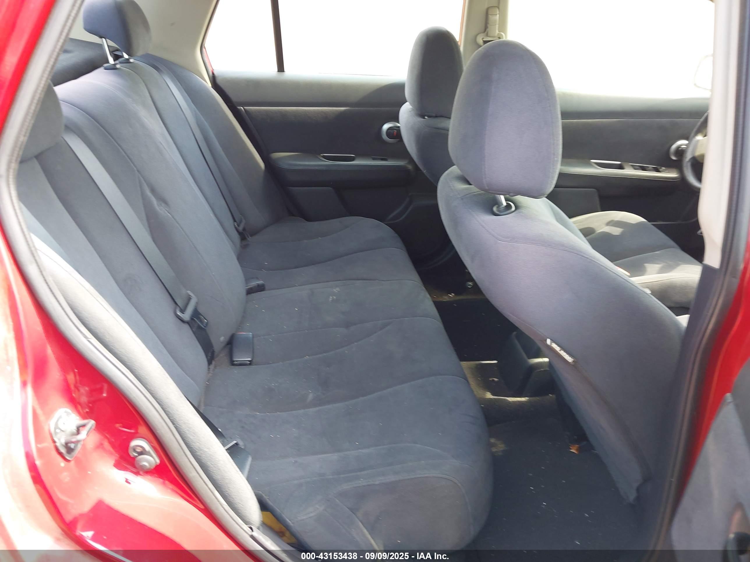 NISSAN VERSA image 8