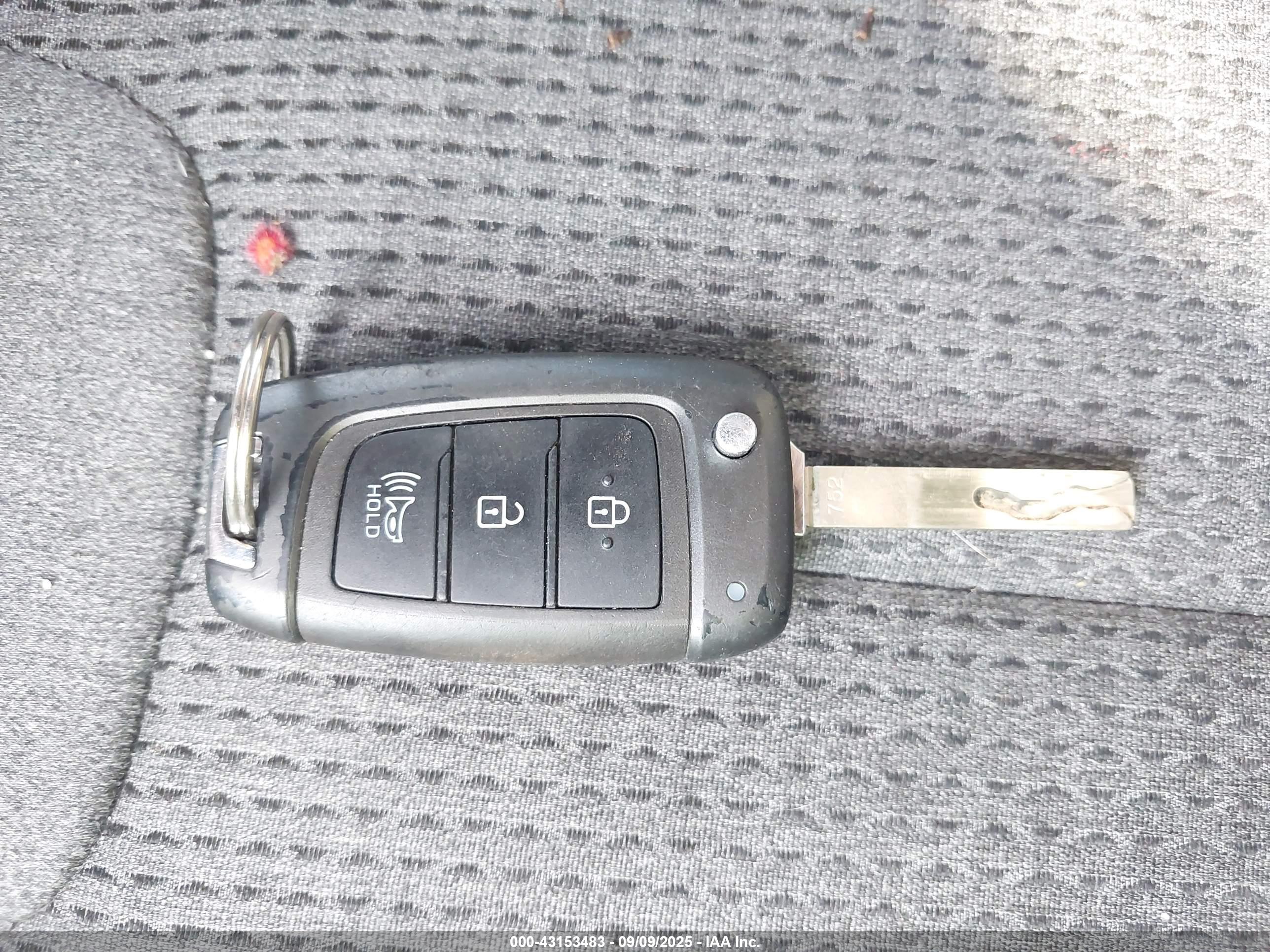 HYUNDAI SANTA image 11