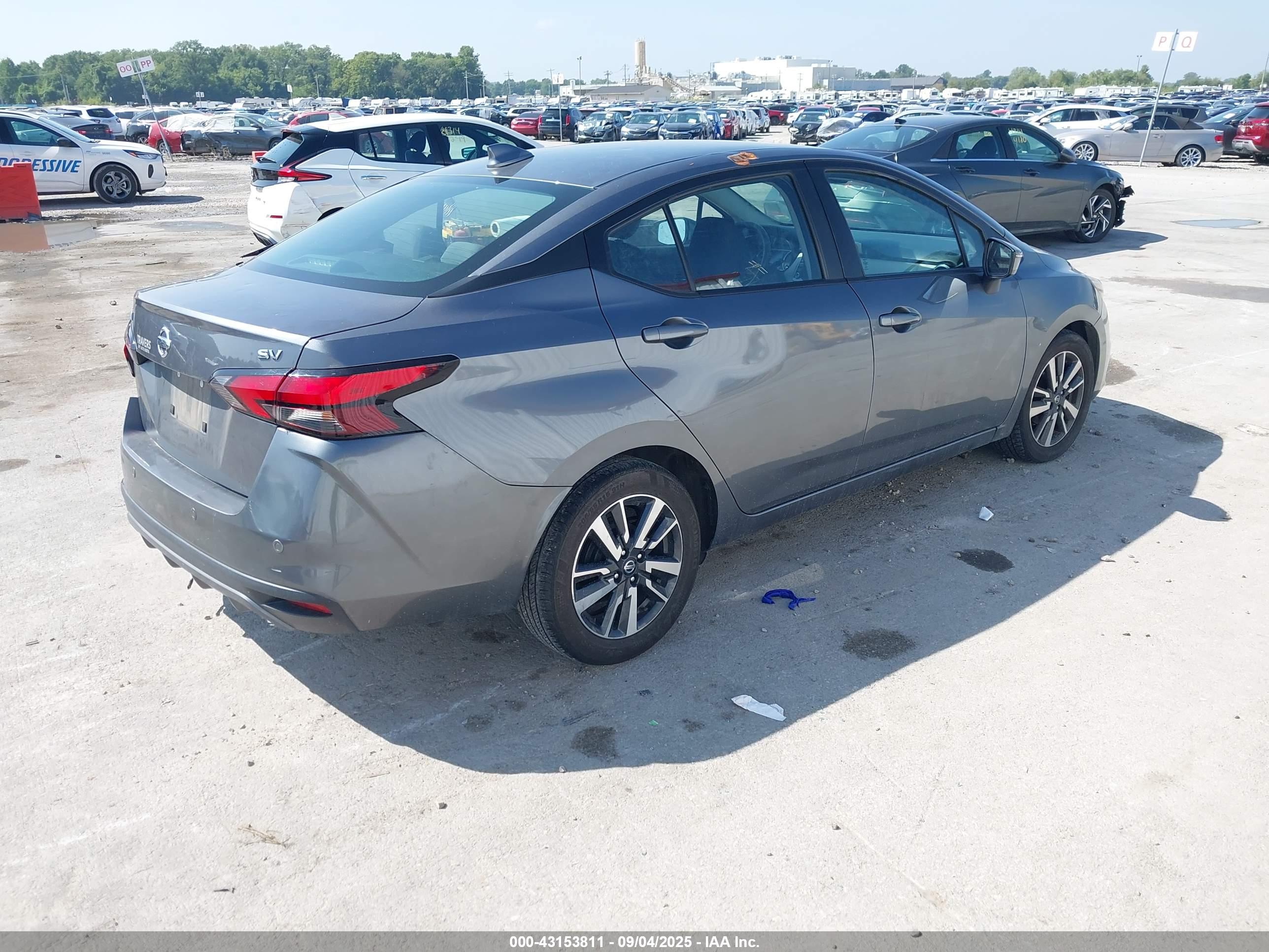 NISSAN VERSA image 4