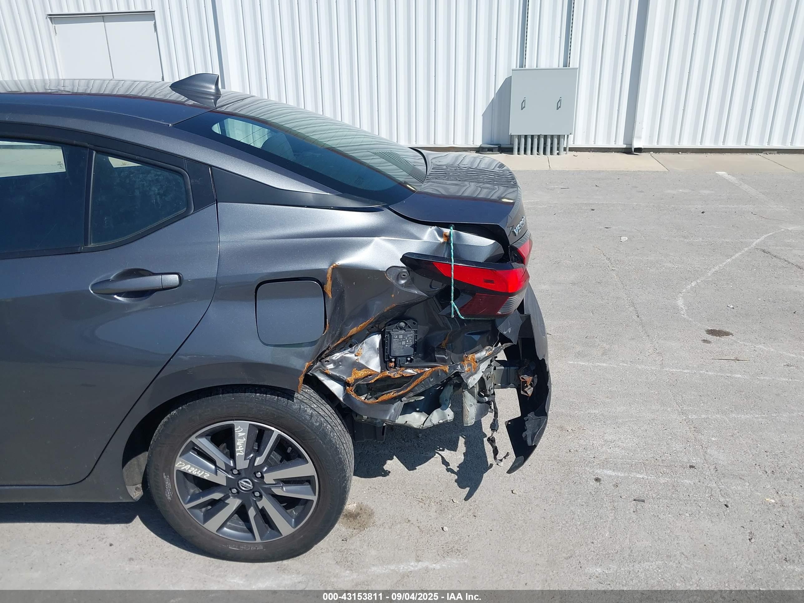 NISSAN VERSA image 6