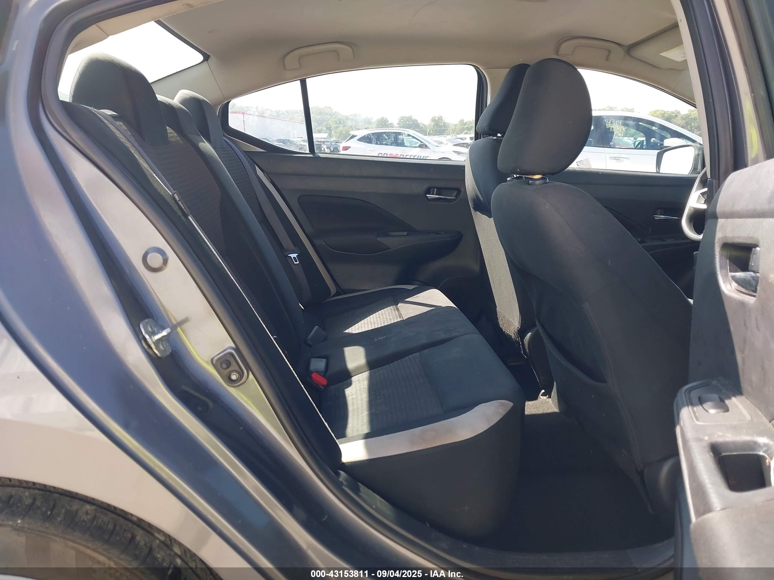NISSAN VERSA image 8