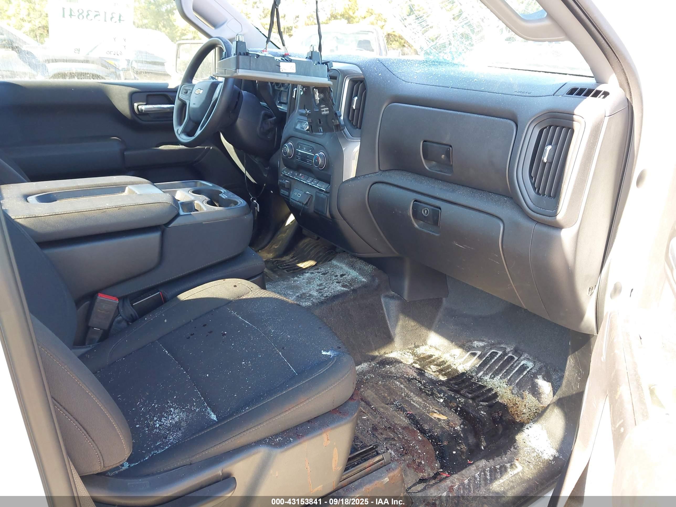 CHEVROLET SILVERADO image 5