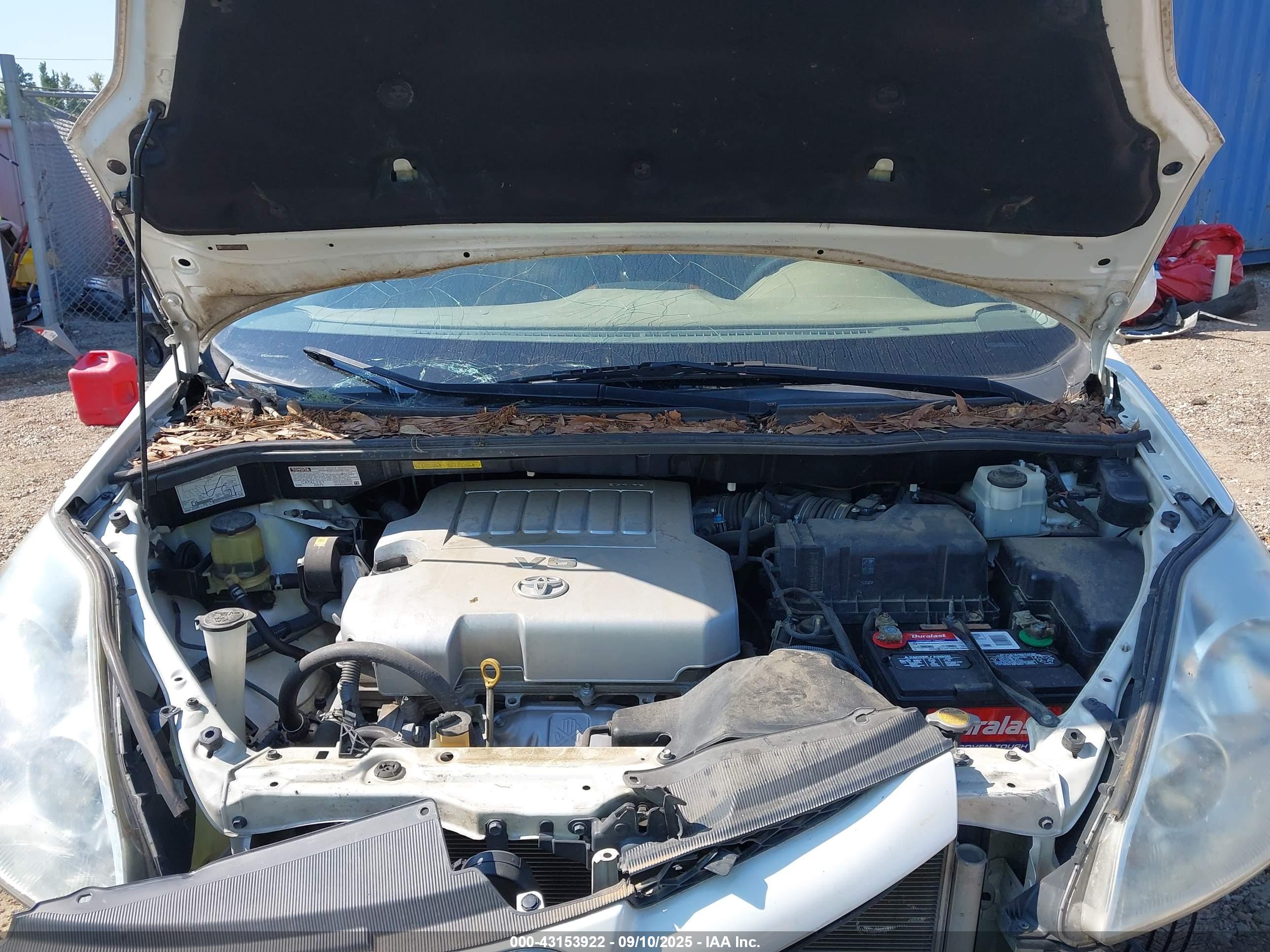 TOYOTA SIENNA image 10