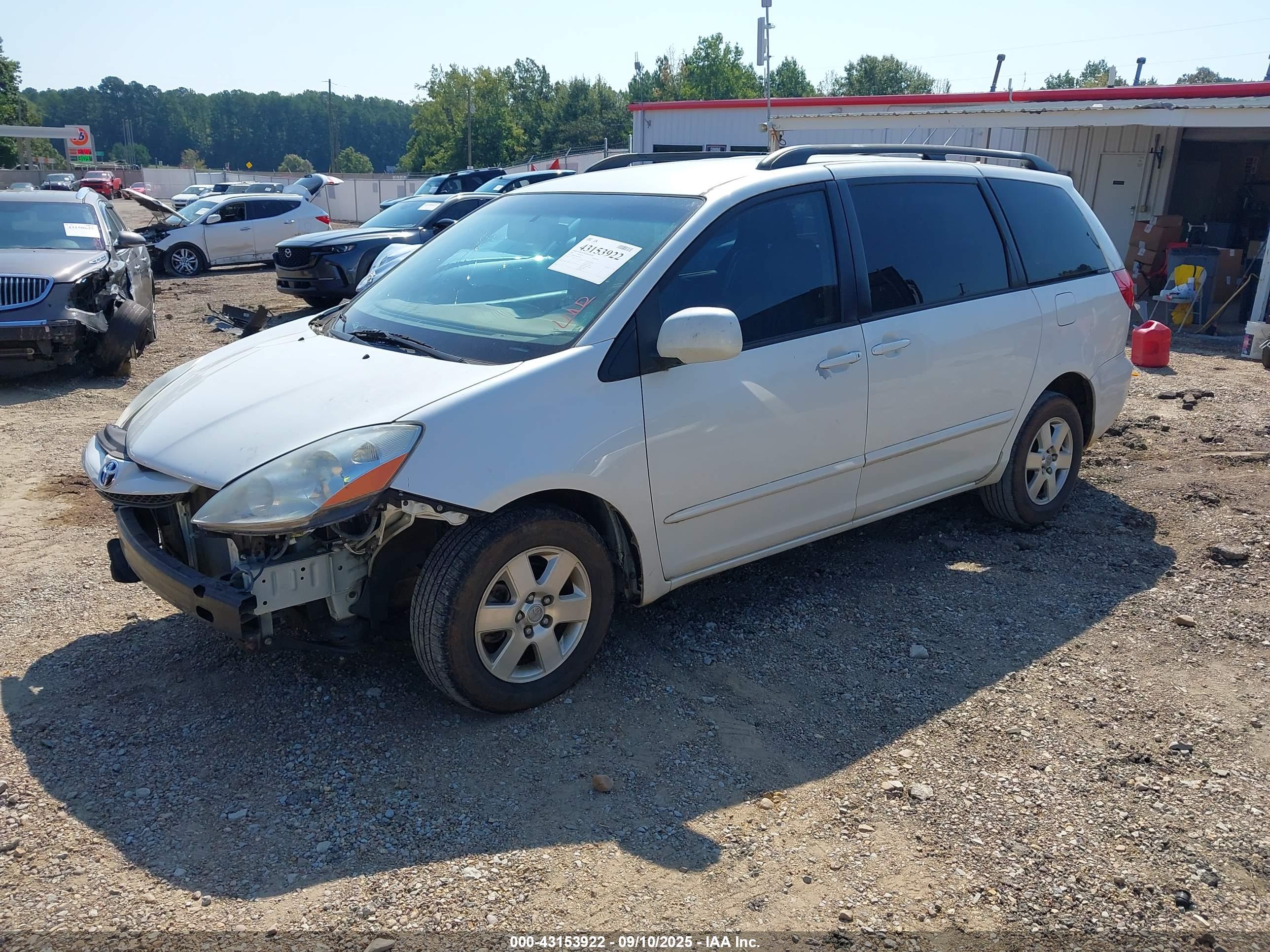 TOYOTA SIENNA image 2