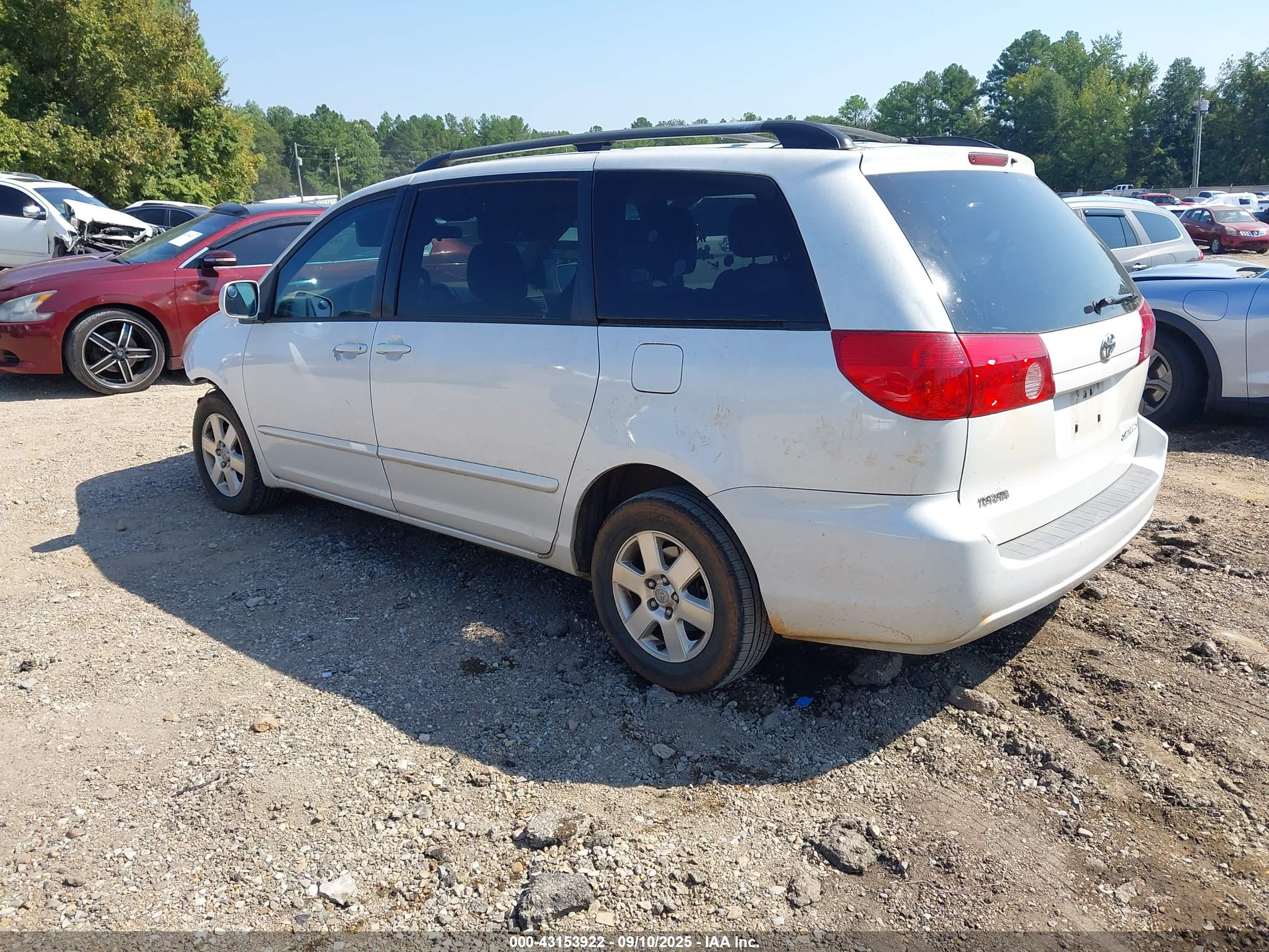 TOYOTA SIENNA image 3