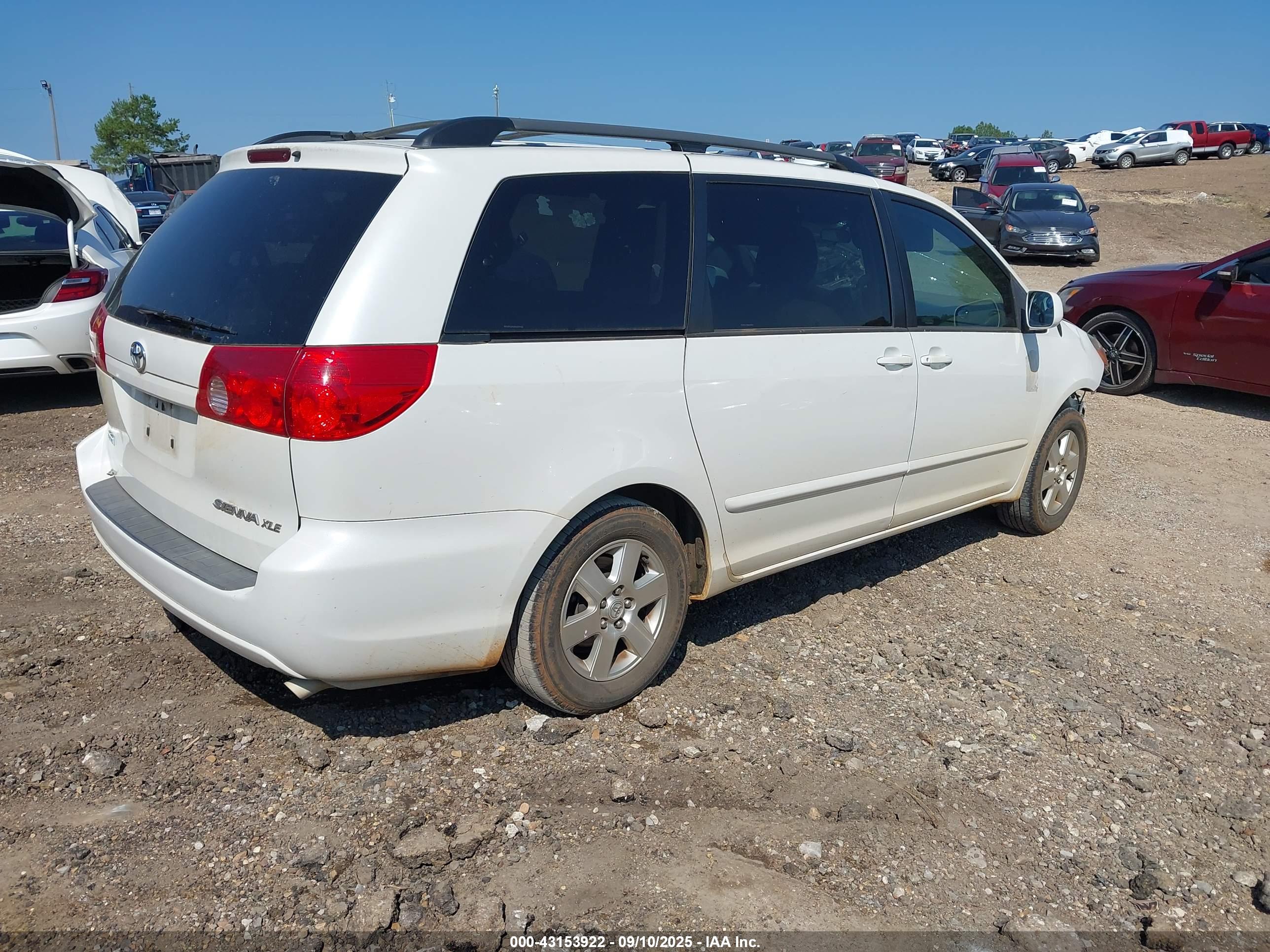 TOYOTA SIENNA image 4