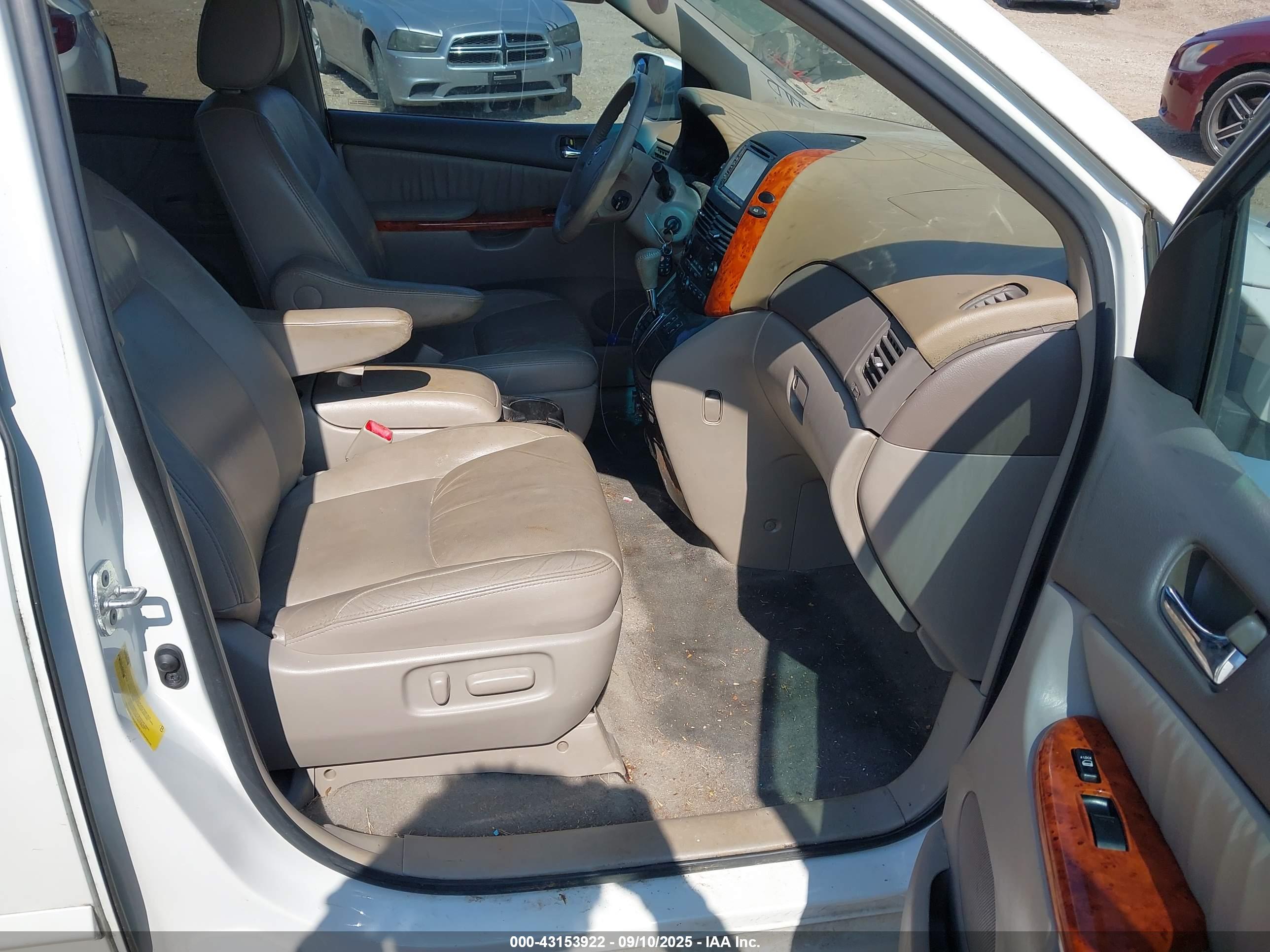 TOYOTA SIENNA image 5