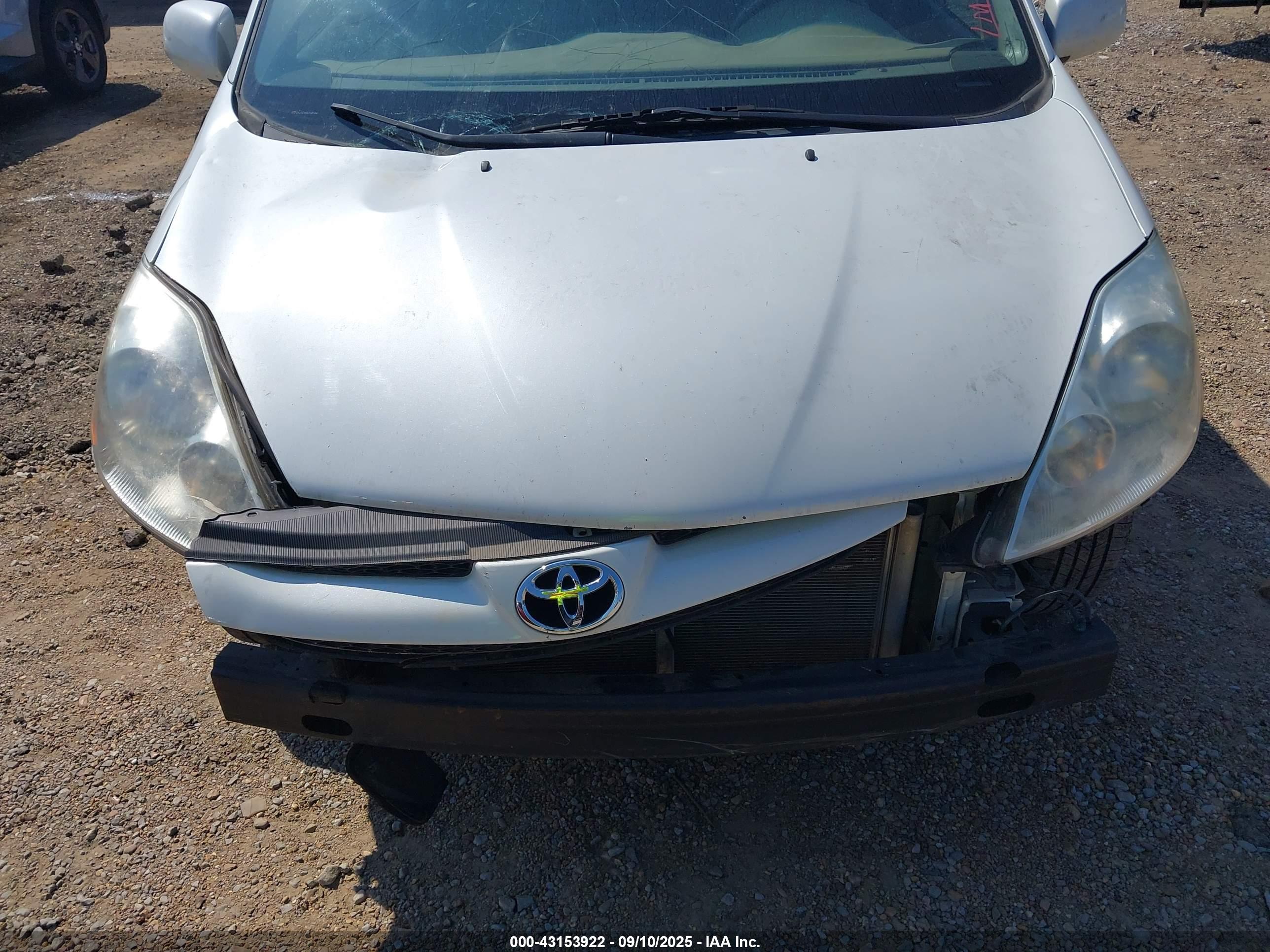 TOYOTA SIENNA image 6