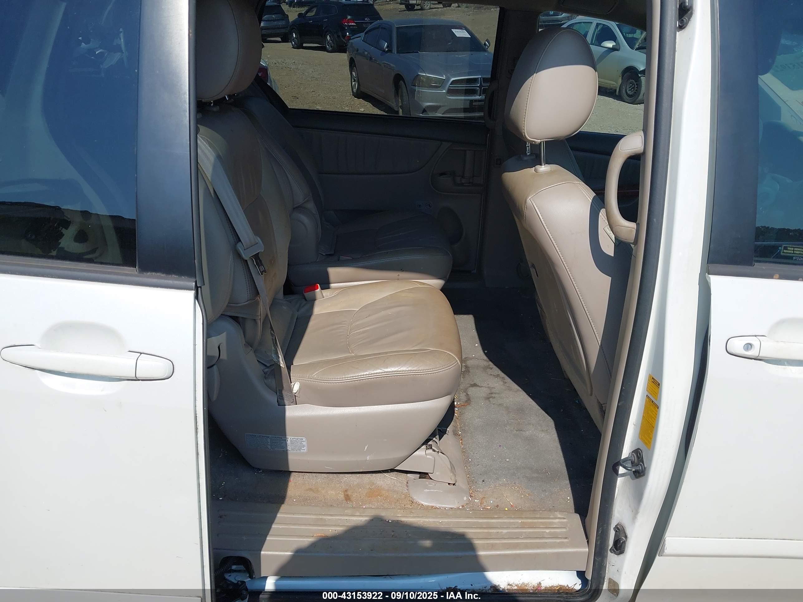 TOYOTA SIENNA image 8