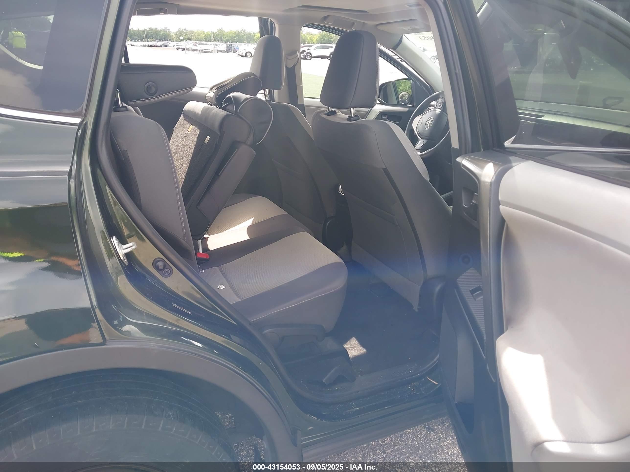 TOYOTA RAV4 image 8