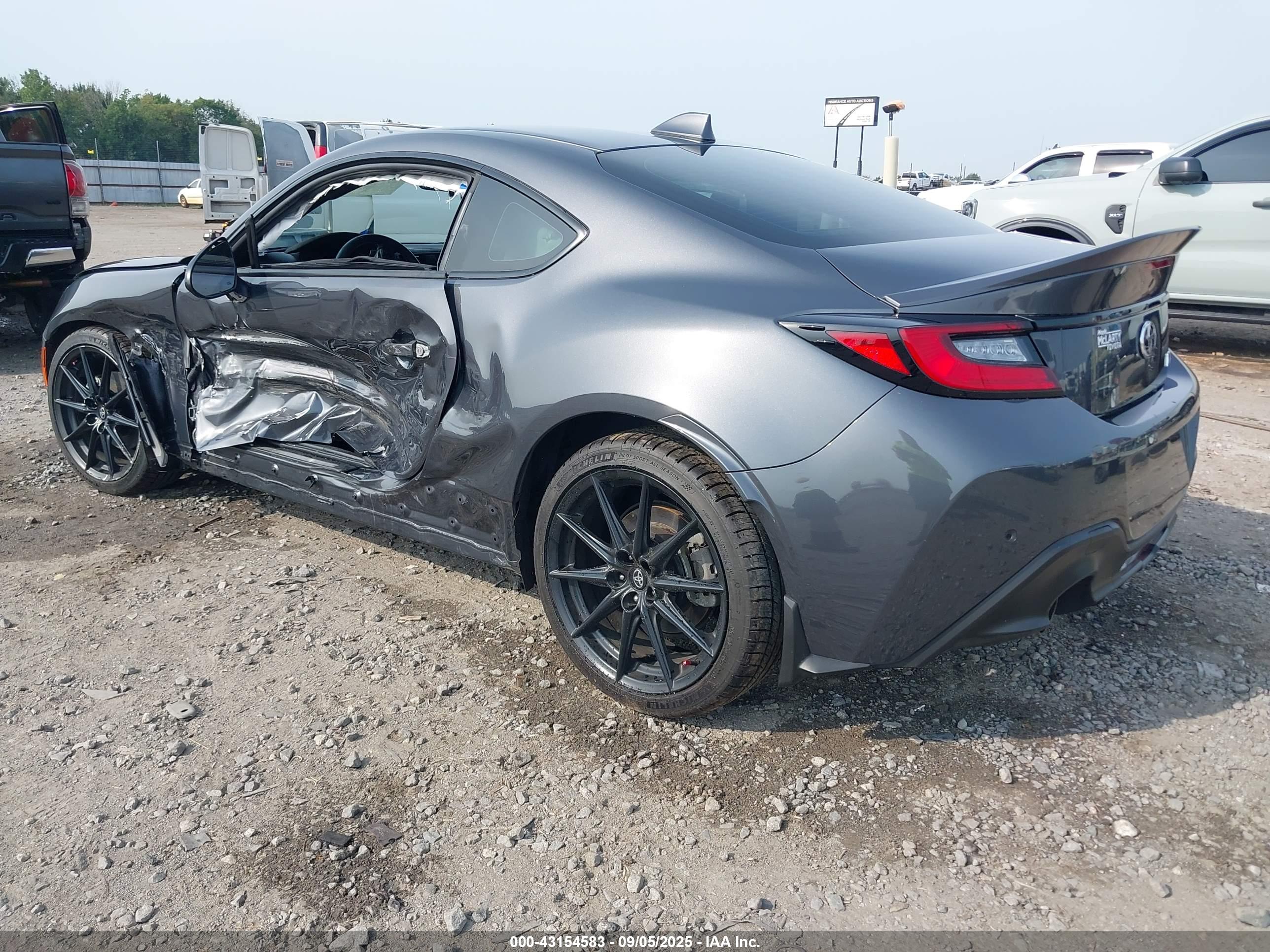 TOYOTA GR86 image 3